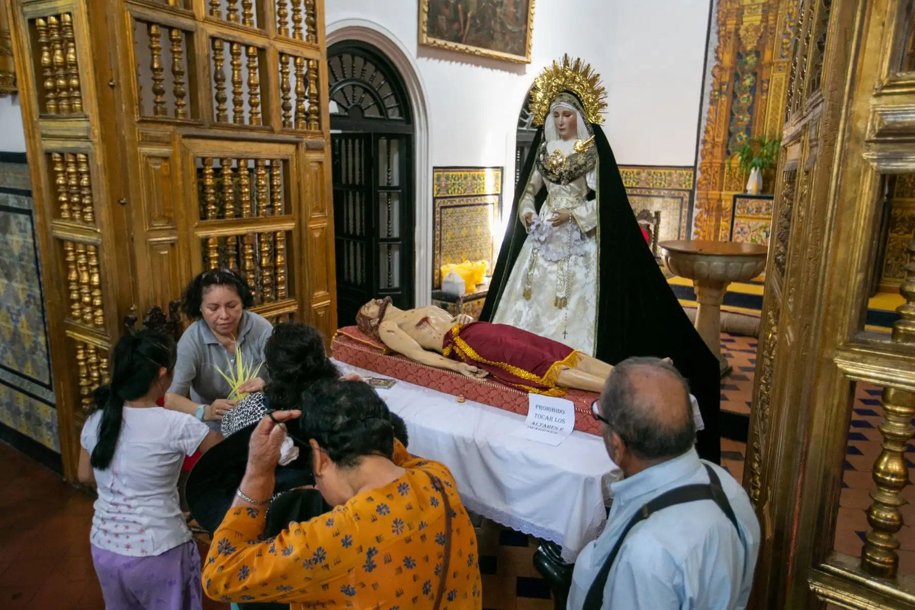Miles de limeños acudieron el día de ayer al Centro Histórico para recorrer las siete iglesias, tal como lo dicta la tradición del Jueves Santo. A pesar de la inusual ola de calor, los feligreses tomaron las calles del centro de Lima para visitar las iglesias en esta tradicional muestra de fe católica.
Foto: ANDINA/Tatiana Gamarra