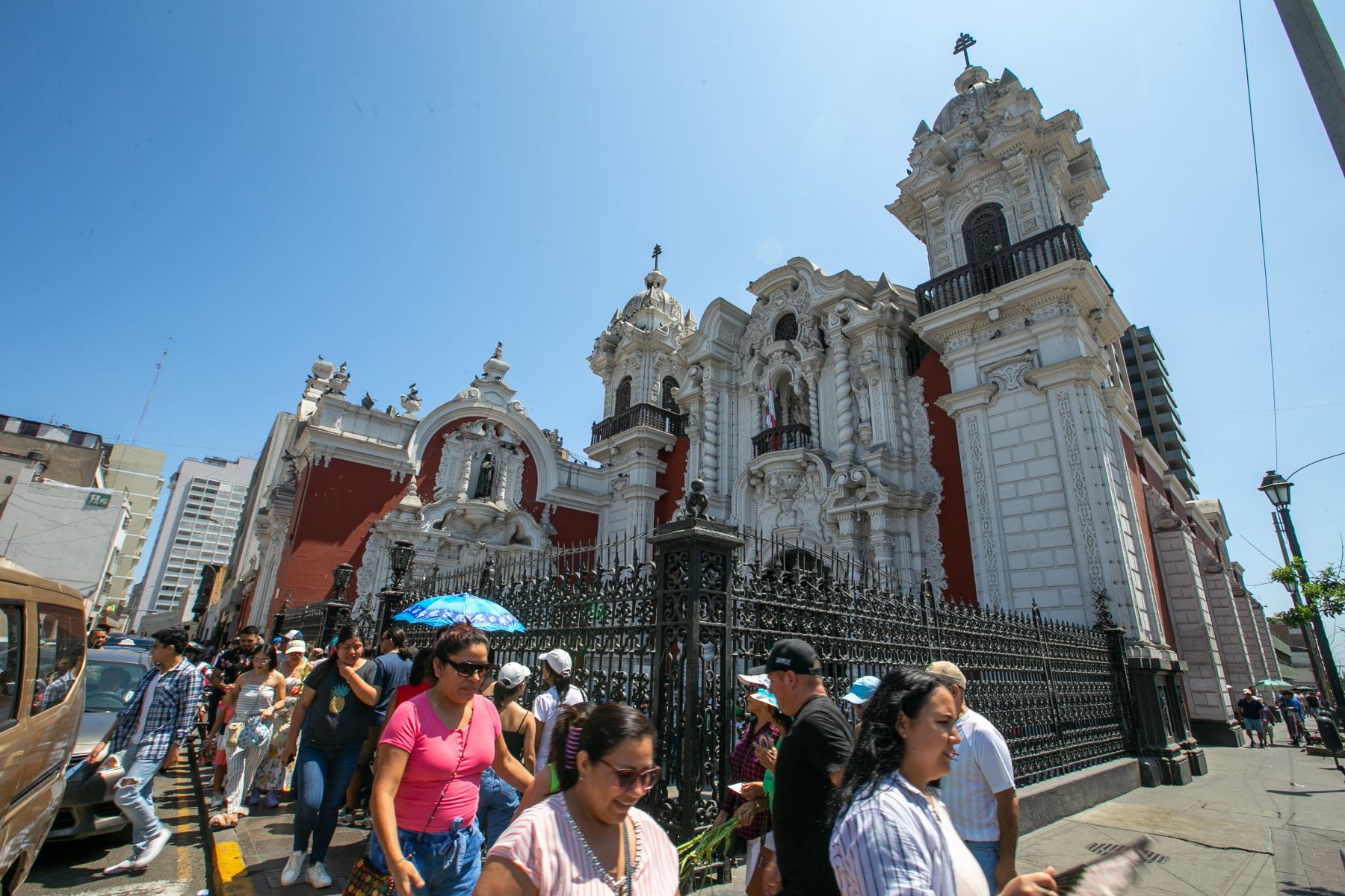 Miles de limeños recorrerán las siete iglesias, tal como lo dicta la tradición del Jueves Santo. Foto: ANDINA/Tatiana Gamarra
