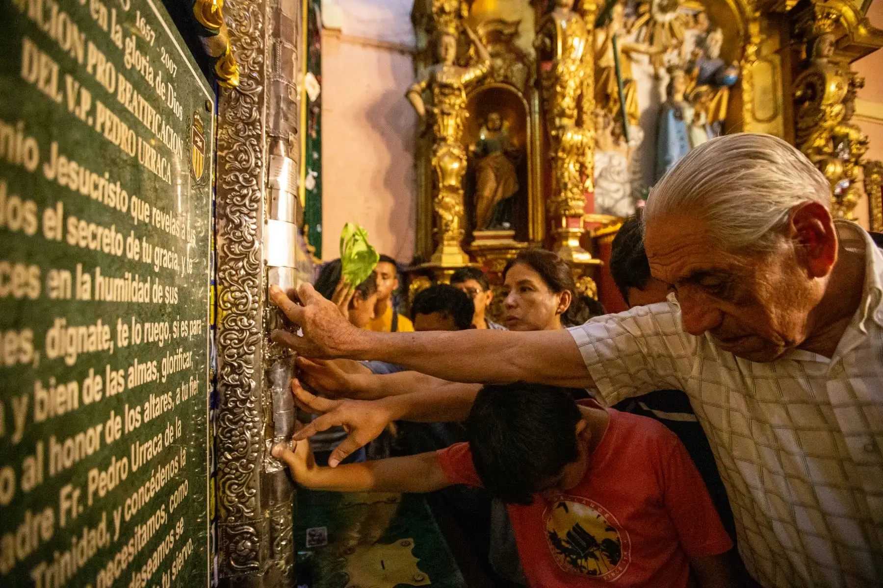 Miles de limeños acudieron el día de ayer al Centro Histórico para recorrer las siete iglesias, tal como lo dicta la tradición del Jueves Santo. A pesar de la inusual ola de calor, los feligreses tomaron las calles del centro de Lima para visitar las iglesias en esta tradicional muestra de fe católica.
Foto: ANDINA/Tatiana Gamarra
