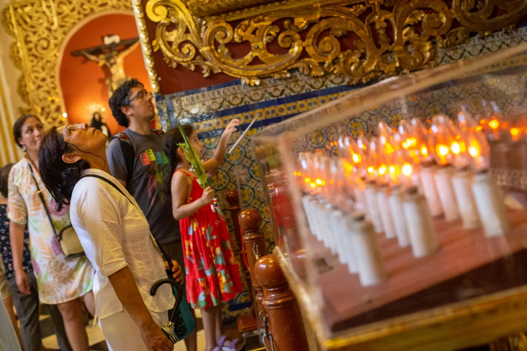 Miles de limeños acudieron el día de ayer al Centro Histórico para recorrer las siete iglesias, tal como lo dicta la tradición del Jueves Santo. A pesar de la inusual ola de calor, los feligreses tomaron las calles del centro de Lima para visitar las iglesias en esta tradicional muestra de fe católica.
Foto: ANDINA/Tatiana Gamarra