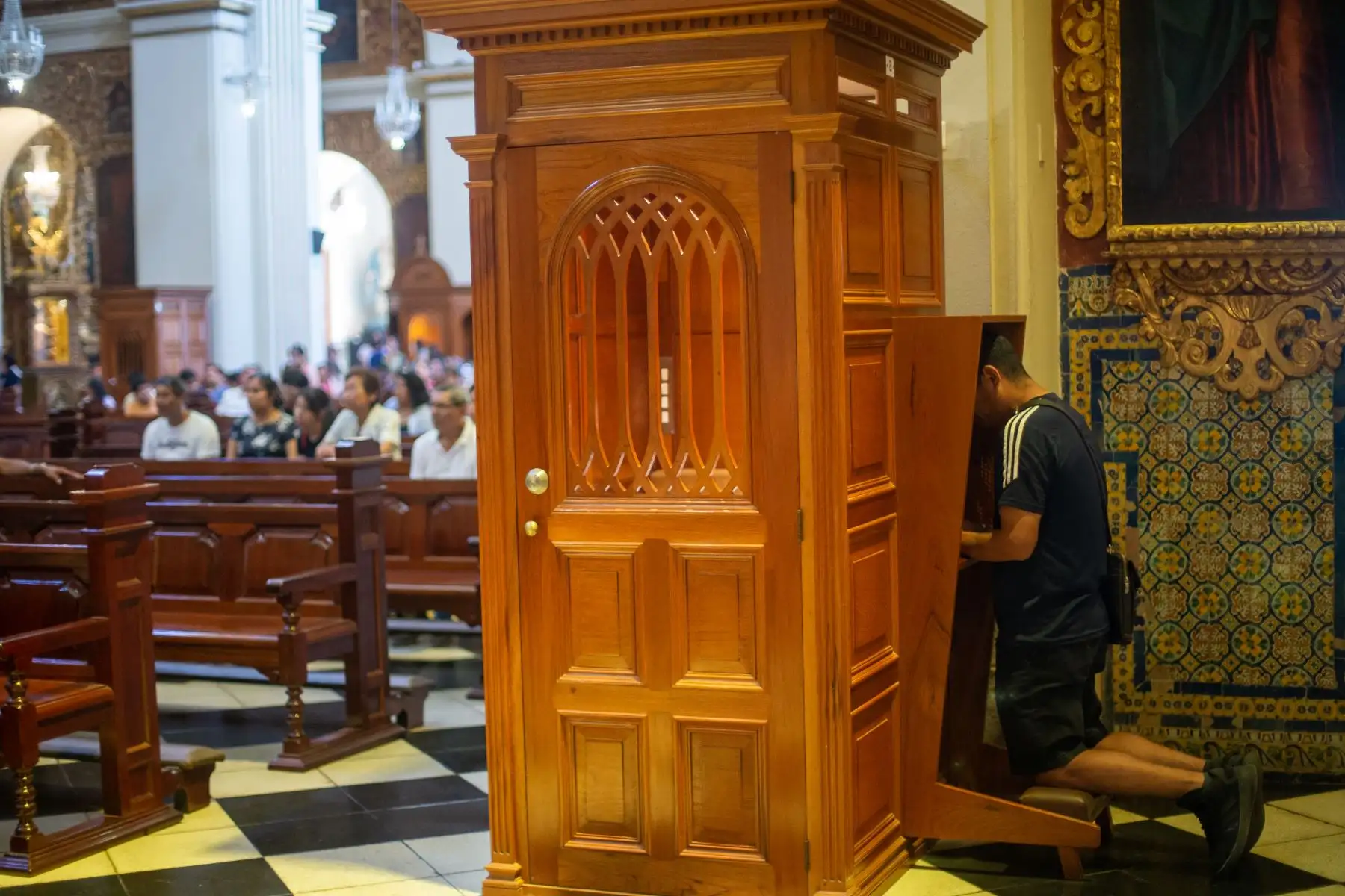 En la iglesia de San Pedro los feligreses apuran el paso para ingresar a la elegante iglesia, donde cuatro sacerdotes atienden en los confesionarios a una cola de gente abanicándose en perpetuidad. 
Foto: ANDINA/Tatiana Gamarra