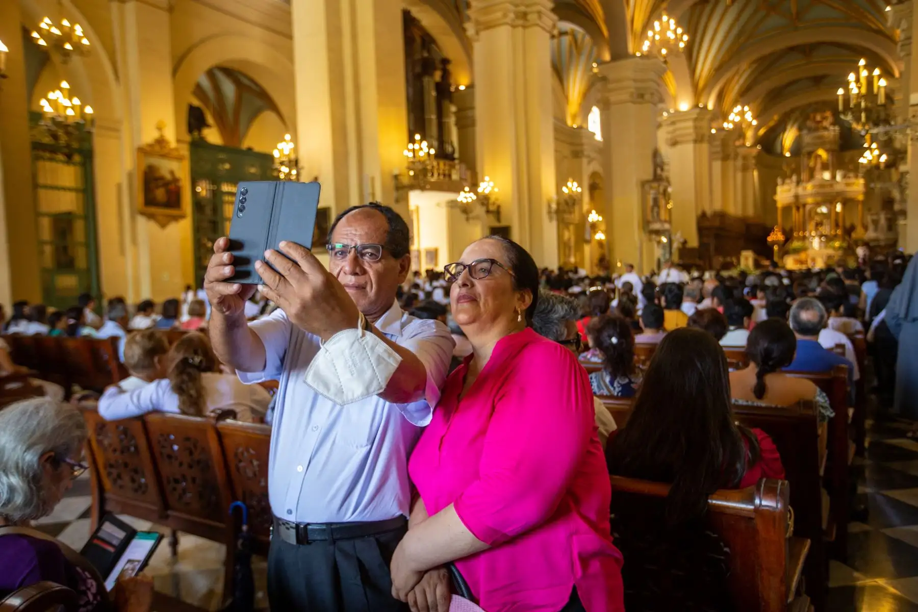 Los visitantes aprovechan lo colorido de los templos para tomarse fotos en sus recorridos.
Foto: ANDINA/Tatiana Gamarra