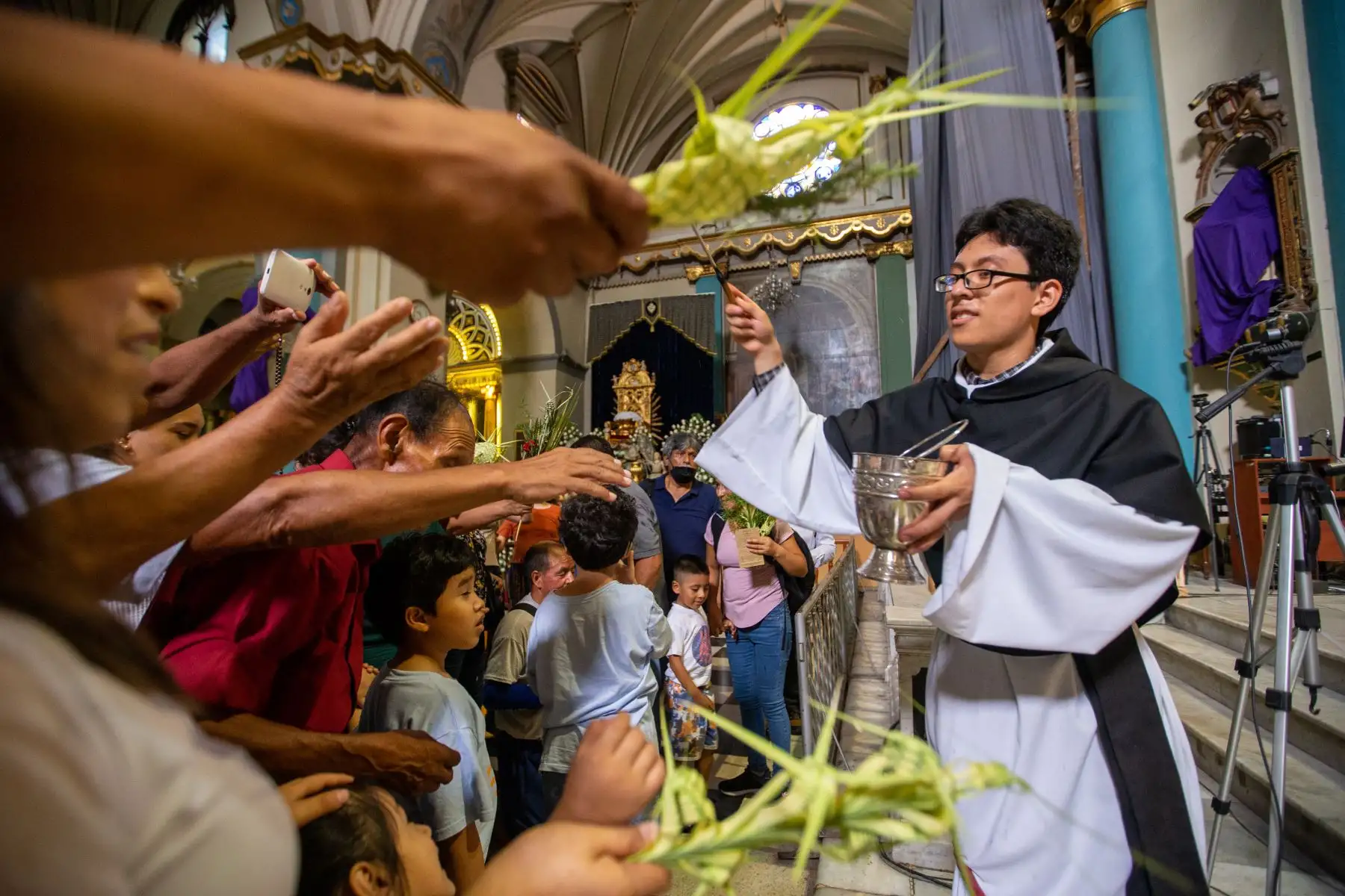 Miles de limeños acudieron el día de ayer al Centro Histórico para recorrer las siete iglesias, tal como lo dicta la tradición del Jueves Santo. A pesar de la inusual ola de calor, los feligreses tomaron las calles del centro de Lima para visitar las iglesias en esta tradicional muestra de fe católica.
Foto: ANDINA/Tatiana Gamarra