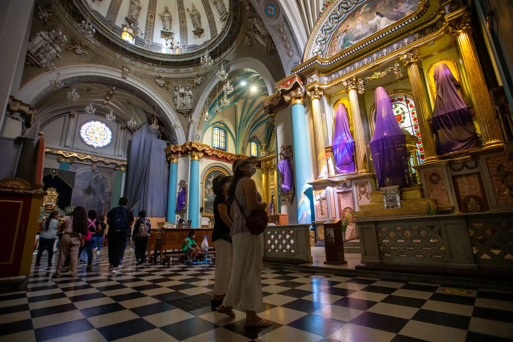 Cada templo del Centro de Lima tiene su propia dinámica en Semana Santa. En la iglesia de Santo Domingo, por ejemplo, las imágenes sagradas están tapadas con mantos morados. Recién el domingo de Resurrección serán develadas. 
Foto: ANDINA/Tatiana Gamarra