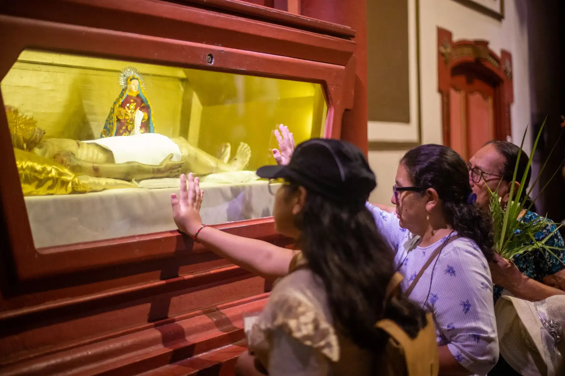 Miles de limeños acudieron el día de ayer al Centro Histórico para recorrer las siete iglesias, tal como lo dicta la tradición del Jueves Santo. A pesar de la inusual ola de calor, los feligreses tomaron las calles del centro de Lima para visitar las iglesias en esta tradicional muestra de fe católica.
Foto: ANDINA/Tatiana Gamarra