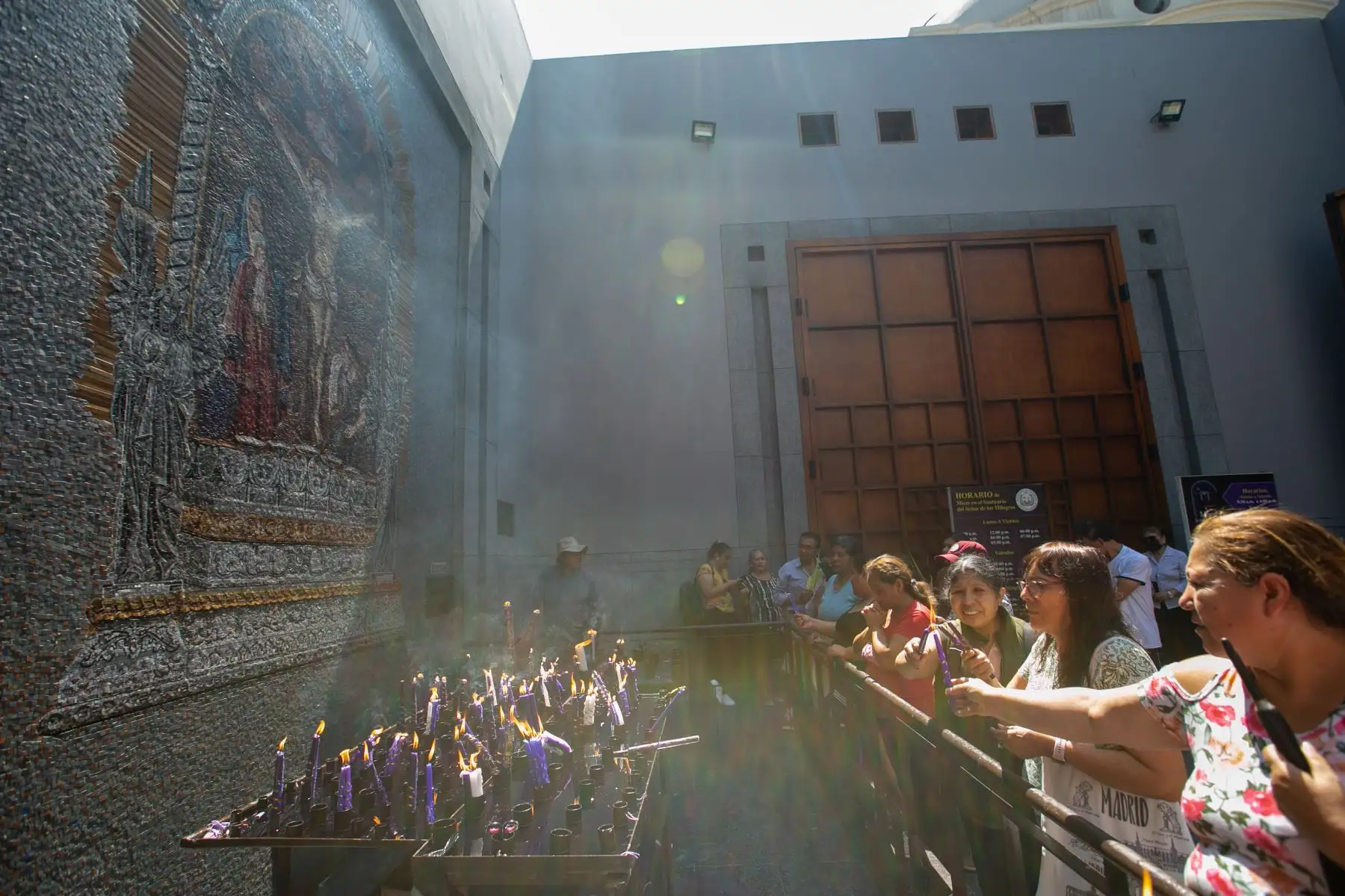 Miles de limeños acudieron el día de ayer al Centro Histórico para recorrer las siete iglesias, tal como lo dicta la tradición del Jueves Santo. A pesar de la inusual ola de calor, los feligreses tomaron las calles del centro de Lima para visitar las iglesias en esta tradicional muestra de fe católica.
Foto: ANDINA/Tatiana Gamarra