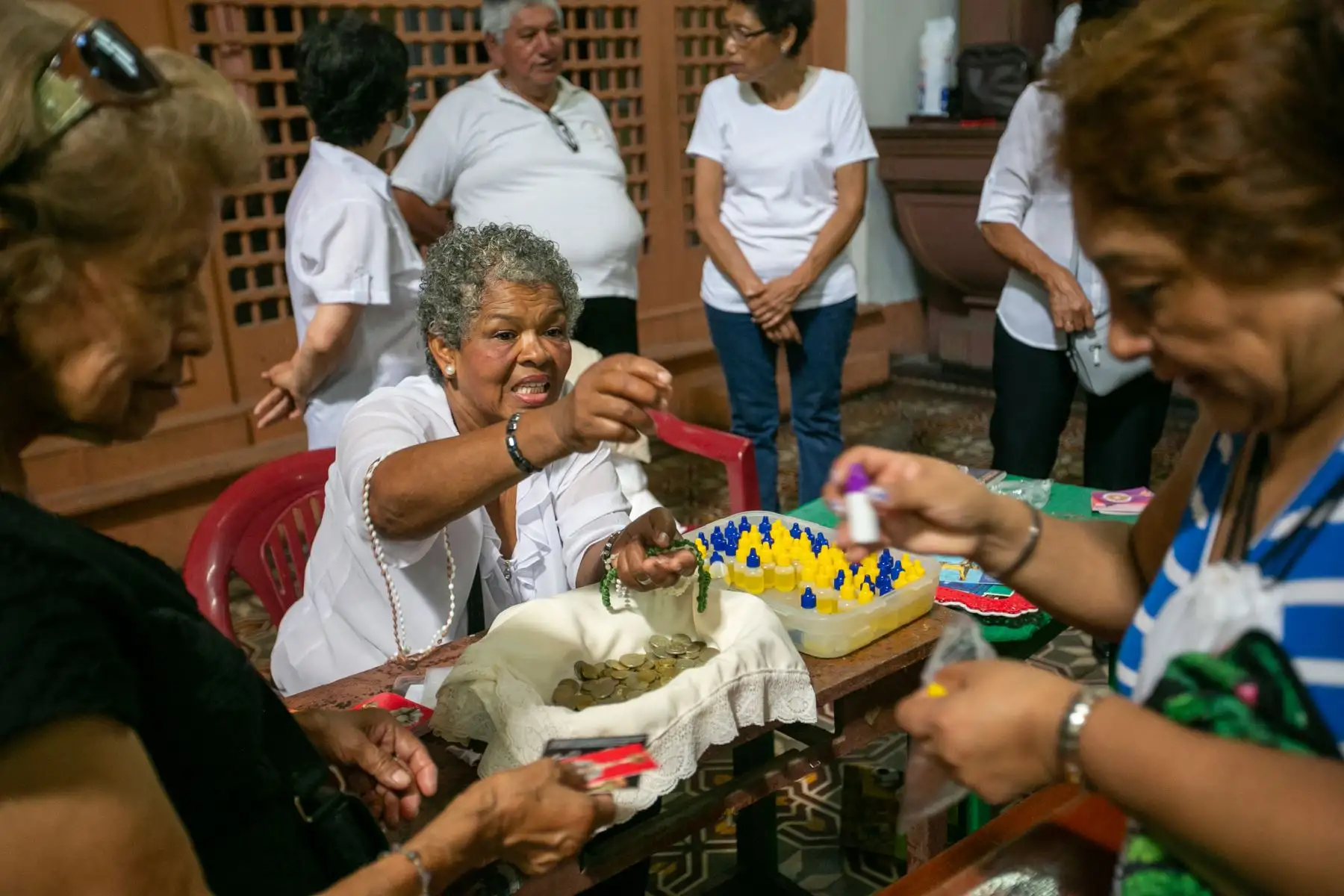 Las estampas, los rosarios, el agua bendita en botella y las sombrillas, tuvieron gran demanda por parte de los visitantes.
Foto: ANDINA/Tatiana Gamarra