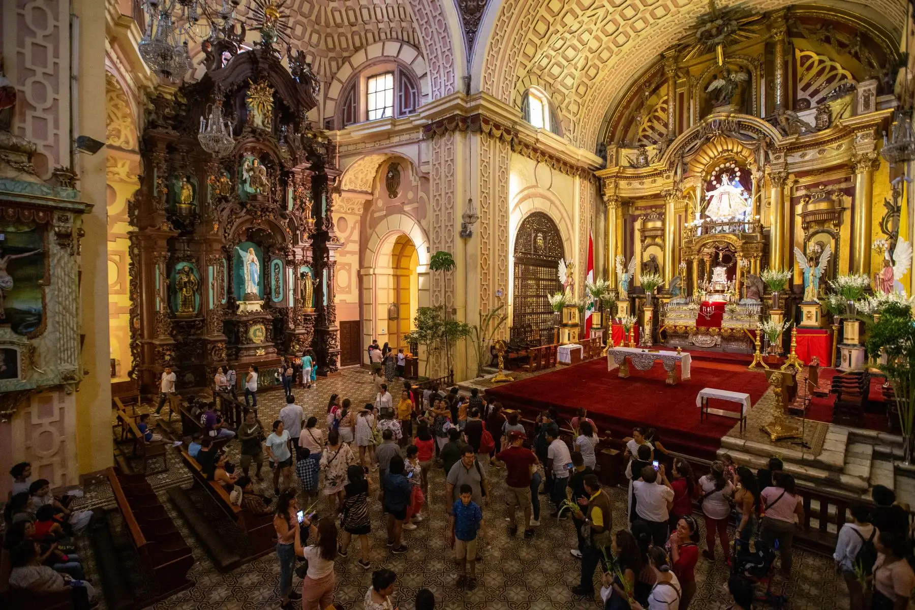 Miles de limeños acudieron el día de ayer al Centro Histórico para recorrer las siete iglesias, tal como lo dicta la tradición del Jueves Santo. A pesar de la inusual ola de calor, los feligreses tomaron las calles del centro de Lima para visitar las iglesias en esta tradicional muestra de fe católica.
Foto: ANDINA/Tatiana Gamarra