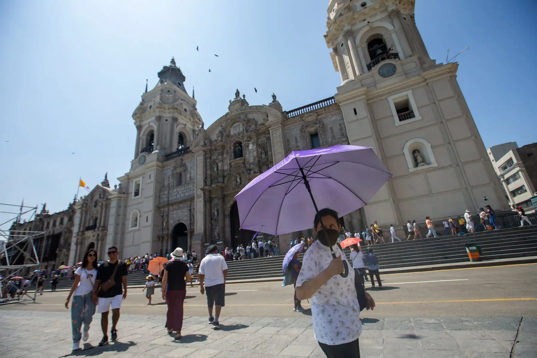 los feligreses tomaron las calles del centro de Lima para visitar las iglesias en esta tradicional muestra de fe católica.
Foto: ANDINA/Tatiana Gamarra