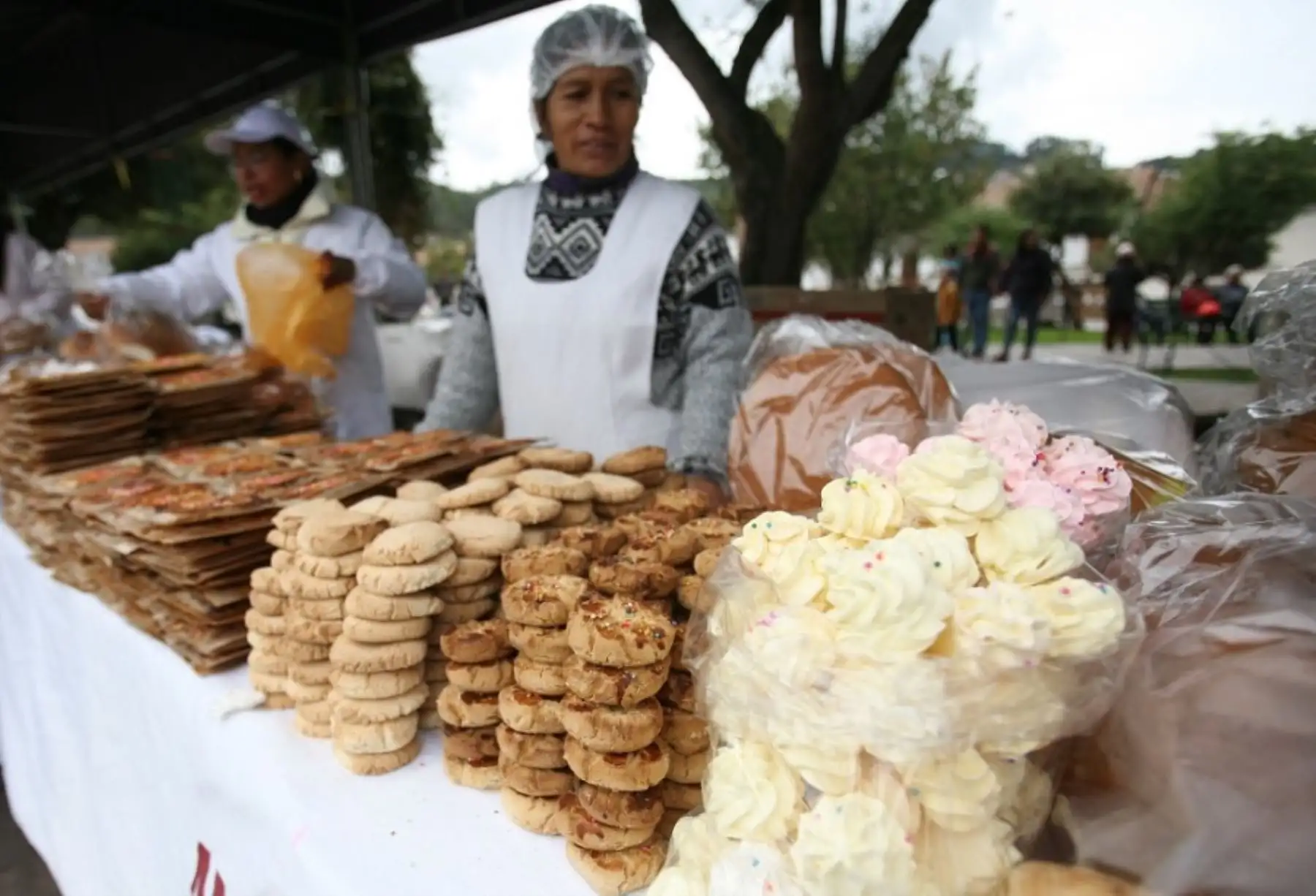 Las familias cusqueñas acostumbran en Semana Santa comer una variedad de 12 platos elaborados con diversos productos agrícolas y marítimos, a los que se suman los irresistibles dulces tradicionales producidos en panaderías 
artesanales.