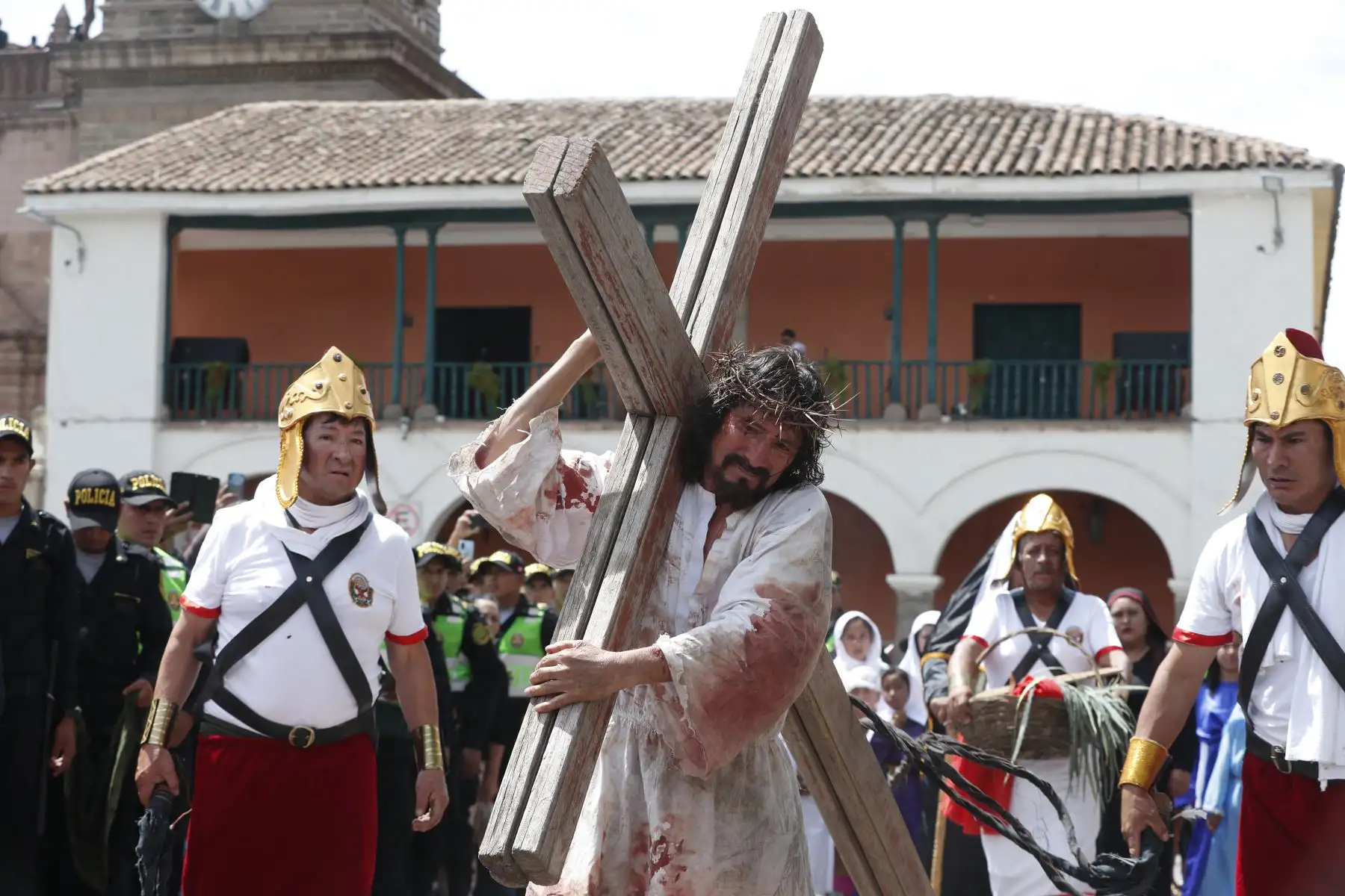 Semana Santa en Huamanga: desde la Plaza de Armas de Ayacucho, se realiza la escenificación del calvario de Cristo, rumbo a su crucifixión en el cerro Picota. La recreación fue resguardada por efectivos de la Policía Nacional, y seguida por decenas de fieles y turistas a lo largo de la ciudad.
Foto: ANDINA/Daniel Bracamonte