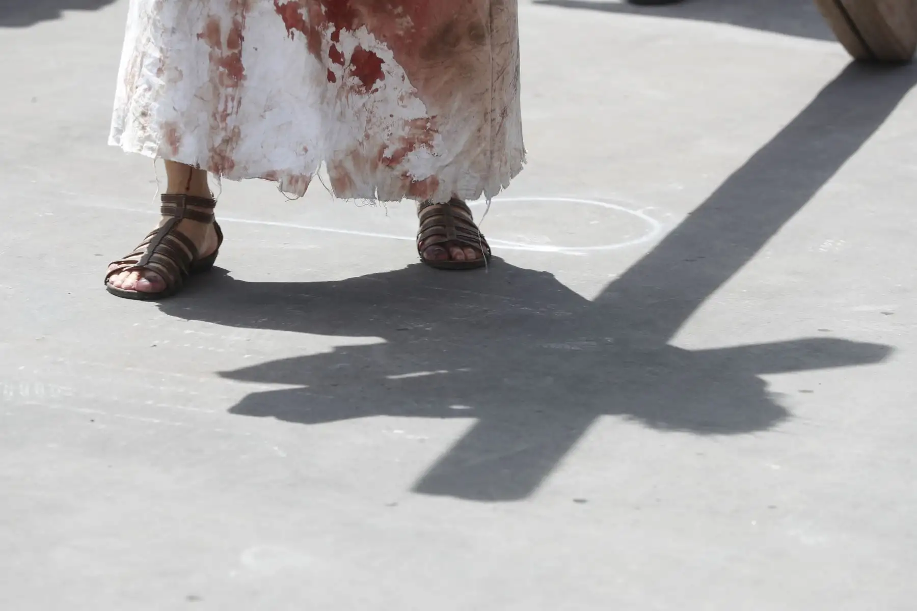 Semana Santa en Huamanga: desde la Plaza de Armas de Ayacucho, se realiza la escenificación del calvario de Cristo, rumbo a su crucifixión en el cerro Picota. La recreación fue resguardada por efectivos de la Policía Nacional, y seguida por decenas de fieles y turistas a lo largo de la ciudad.
Foto: ANDINA/Daniel Bracamonte