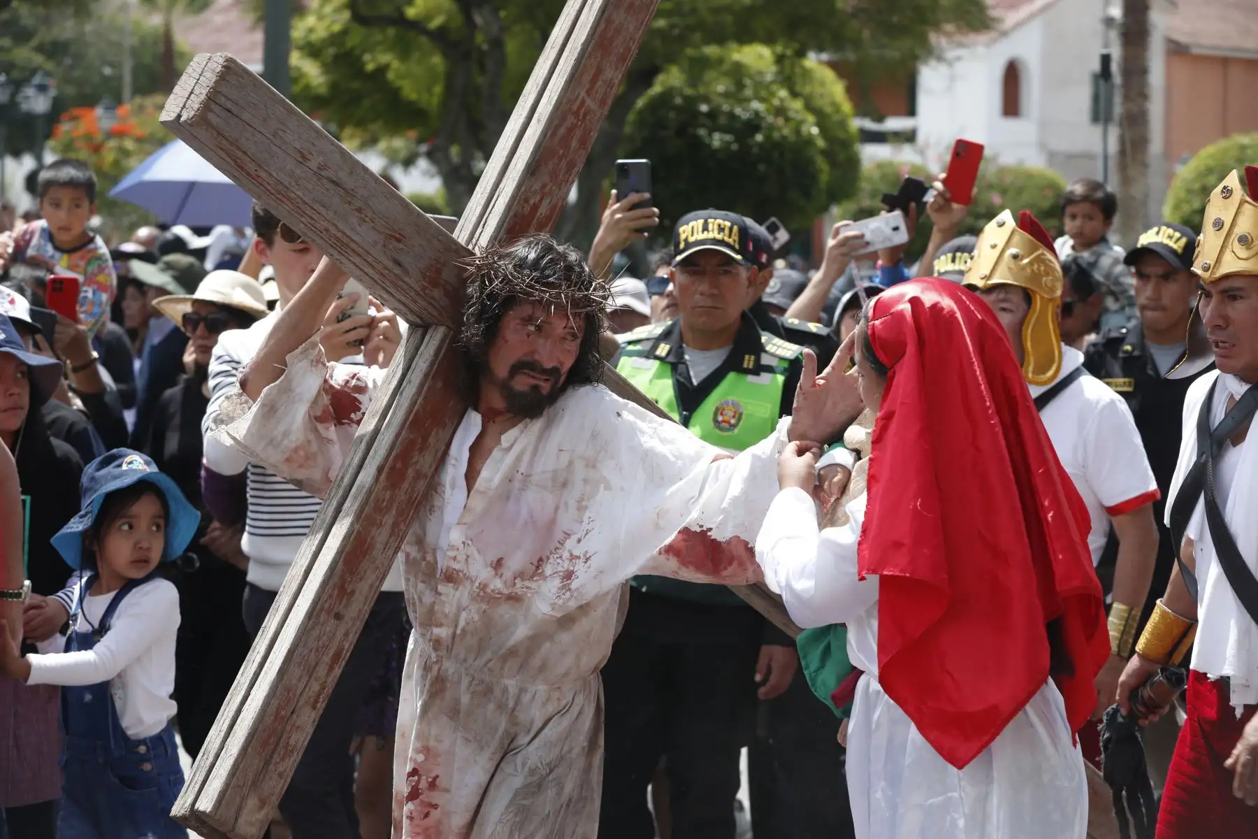 Semana Santa en Huamanga: desde la Plaza de Armas de Ayacucho, se realiza la escenificación del calvario de Cristo, rumbo a su crucifixión en el cerro Picota. La recreación fue resguardada por efectivos de la Policía Nacional, y seguida por decenas de fieles y turistas a lo largo de la ciudad.
Foto: ANDINA/Daniel Bracamonte