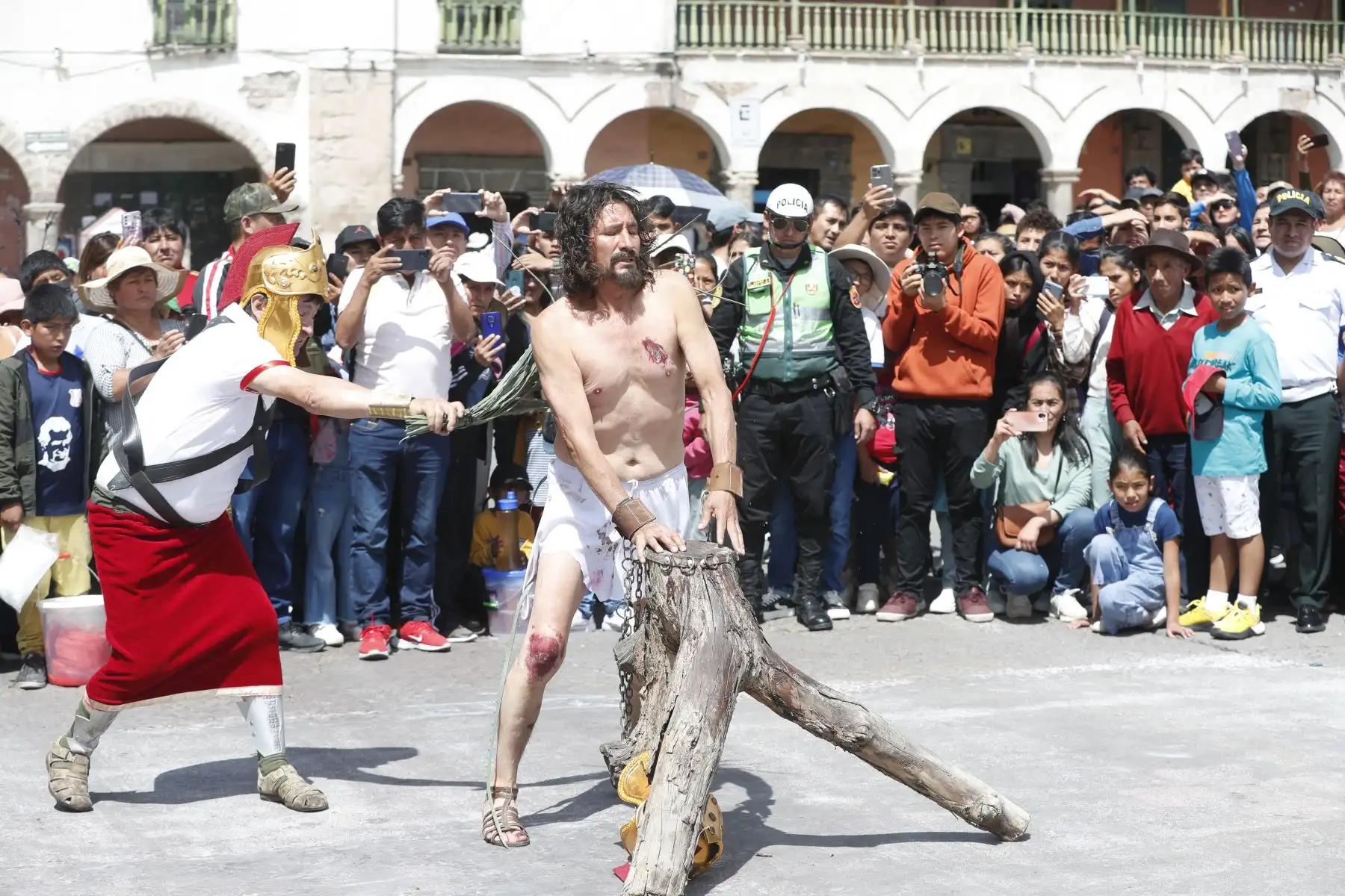 Semana Santa en Huamanga: desde la Plaza de Armas de Ayacucho, se realiza la escenificación del calvario de Cristo, rumbo a su crucifixión en el cerro Picota. La recreación fue resguardada por efectivos de la Policía Nacional, y seguida por decenas de fieles y turistas a lo largo de la ciudad.
Foto: ANDINA/Daniel Bracamonte
