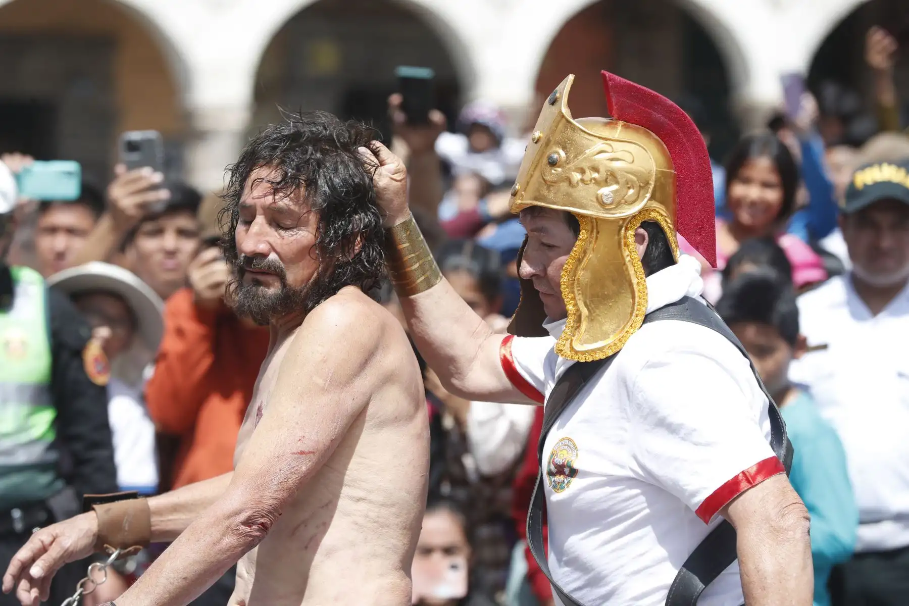 Semana Santa en Huamanga: desde la Plaza de Armas de Ayacucho, se realiza la escenificación del calvario de Cristo, rumbo a su crucifixión en el cerro Picota. La recreación fue resguardada por efectivos de la Policía Nacional, y seguida por decenas de fieles y turistas a lo largo de la ciudad.
Foto: ANDINA/Daniel Bracamonte