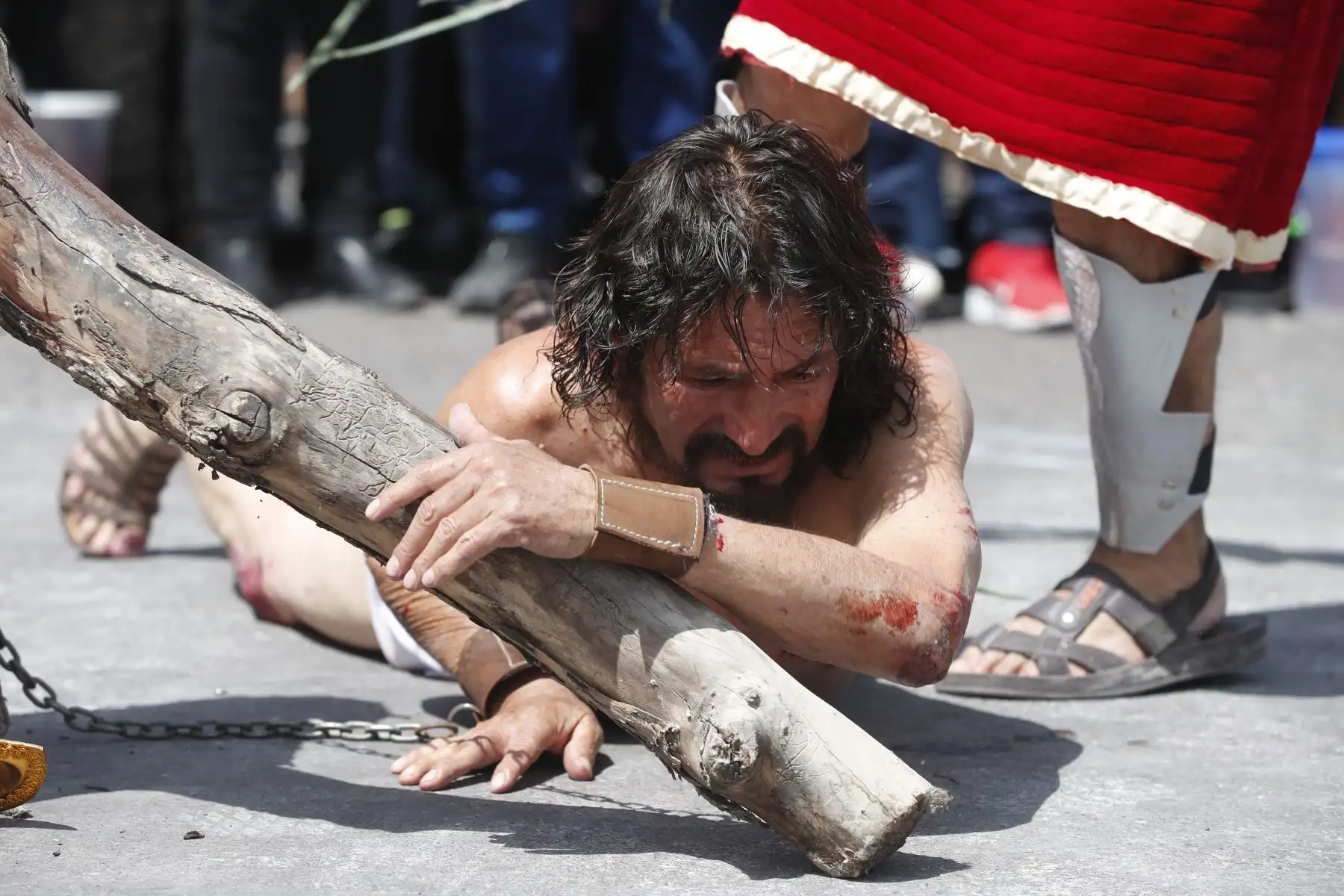 Semana Santa en Huamanga: desde la Plaza de Armas de Ayacucho, se realiza la escenificación del calvario de Cristo, rumbo a su crucifixión en el cerro Picota. La recreación fue resguardada por efectivos de la Policía Nacional, y seguida por decenas de fieles y turistas a lo largo de la ciudad.
Foto: ANDINA/Daniel Bracamonte