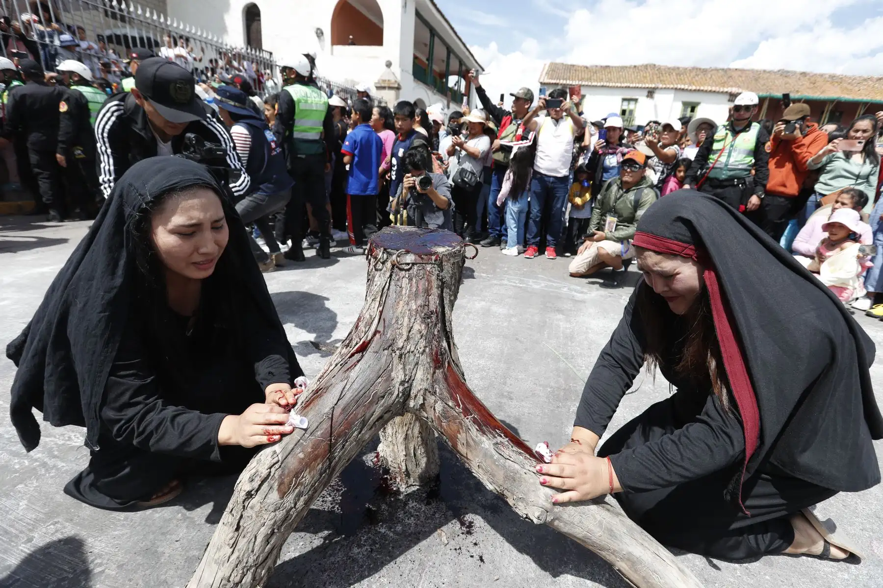 Semana Santa en Huamanga: desde la Plaza de Armas de Ayacucho, se realiza la escenificación del calvario de Cristo, rumbo a su crucifixión en el cerro Picota. La recreación fue resguardada por efectivos de la Policía Nacional, y seguida por decenas de fieles y turistas a lo largo de la ciudad.
Foto: ANDINA/Daniel Bracamonte