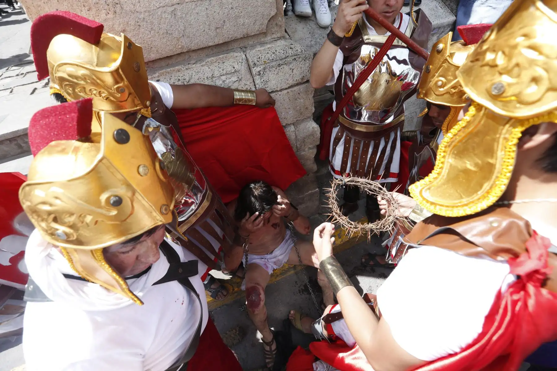 Semana Santa en Huamanga: desde la Plaza de Armas de Ayacucho, se realiza la escenificación del calvario de Cristo, rumbo a su crucifixión en el cerro Picota. La recreación fue resguardada por efectivos de la Policía Nacional, y seguida por decenas de fieles y turistas a lo largo de la ciudad.
Foto: ANDINA/Daniel Bracamonte