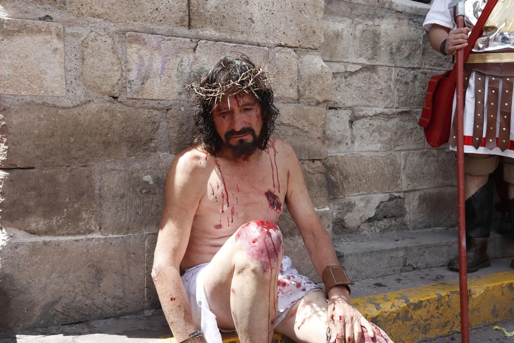 Semana Santa en Huamanga: desde la Plaza de Armas de Ayacucho, se realiza la escenificación del calvario de Cristo, rumbo a su crucifixión en el cerro Picota. La recreación fue resguardada por efectivos de la Policía Nacional, y seguida por decenas de fieles y turistas a lo largo de la ciudad.
Foto: ANDINA/Daniel Bracamonte
