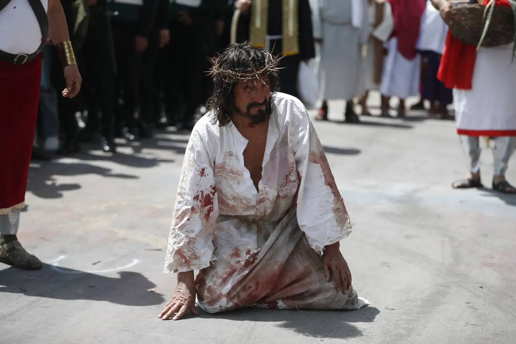 Semana Santa en Huamanga: desde la Plaza de Armas de Ayacucho, se realiza la escenificación del calvario de Cristo, rumbo a su crucifixión en el cerro Picota. La recreación fue resguardada por efectivos de la Policía Nacional, y seguida por decenas de fieles y turistas a lo largo de la ciudad.
Foto: ANDINA/Daniel Bracamonte