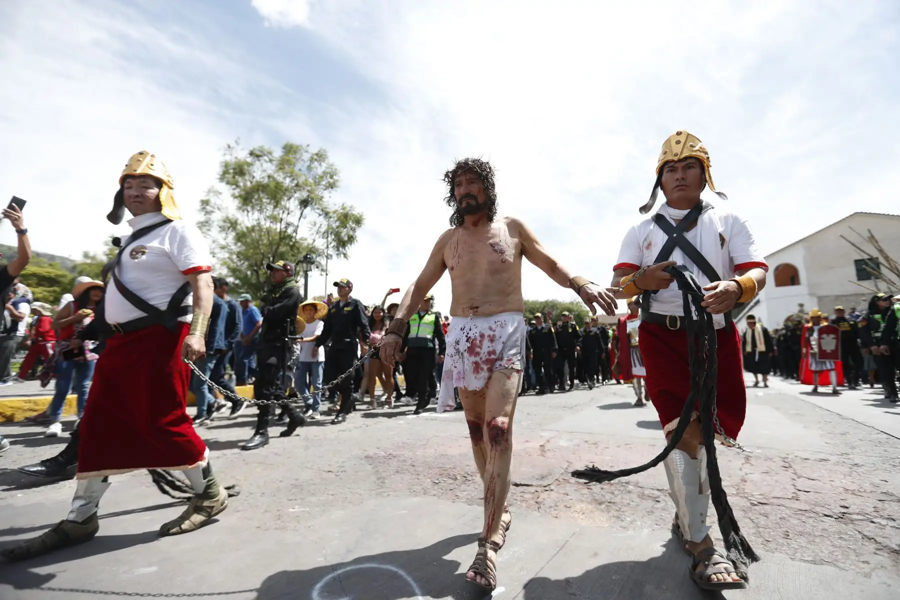Semana Santa en Huamanga: desde la Plaza de Armas de Ayacucho, se realiza la escenificación del calvario de Cristo, rumbo a su crucifixión en el cerro Picota. La recreación fue resguardada por efectivos de la Policía Nacional, y seguida por decenas de fieles y turistas a lo largo de la ciudad.
Foto: ANDINA/Daniel Bracamonte