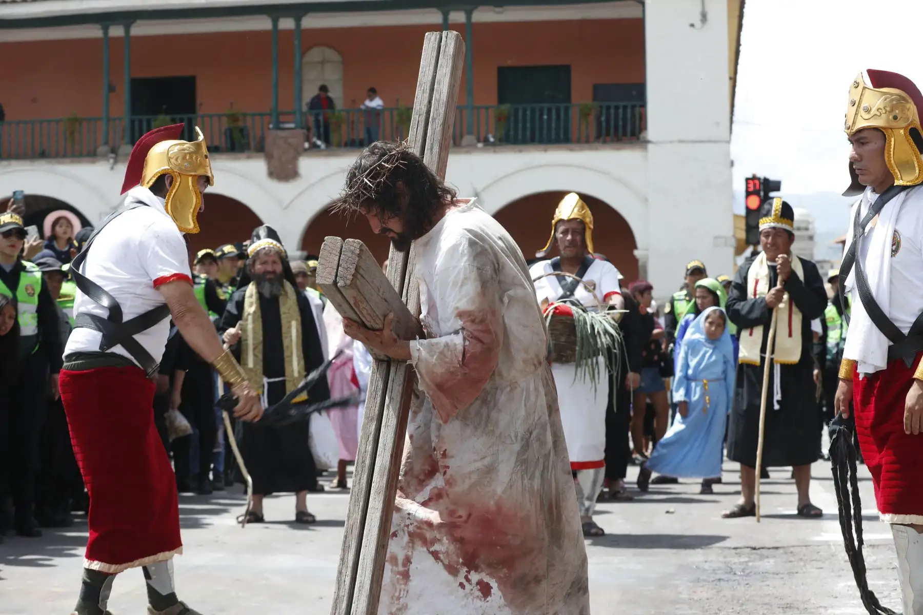 Semana Santa en Huamanga: desde la Plaza de Armas de Ayacucho, se realiza la escenificación del calvario de Cristo, rumbo a su crucifixión en el cerro Picota. La recreación fue resguardada por efectivos de la Policía Nacional, y seguida por decenas de fieles y turistas a lo largo de la ciudad.
Foto: ANDINA/Daniel Bracamonte