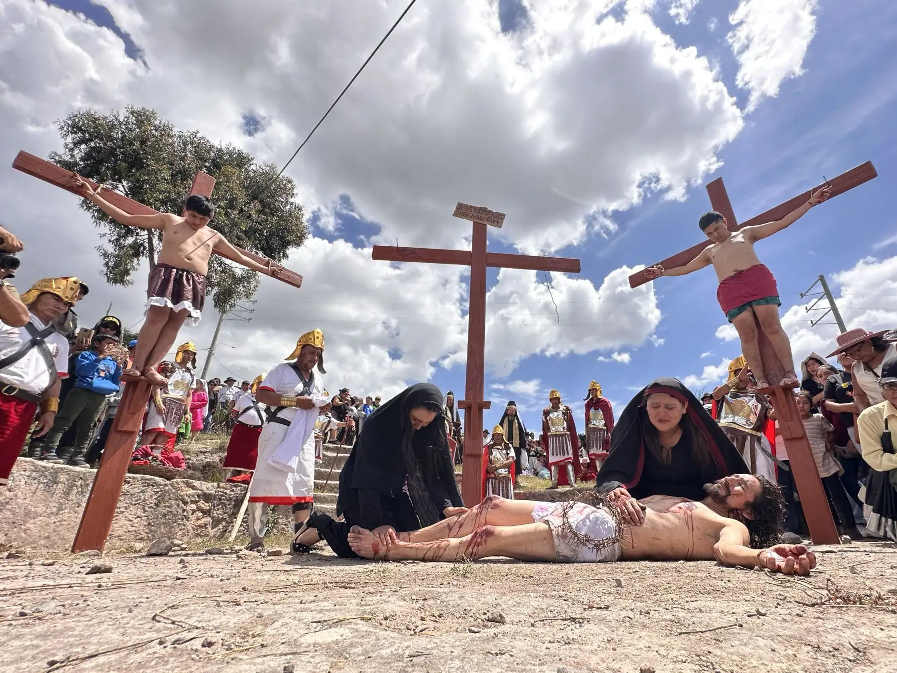 Semana Santa en Huamanga: desde la Plaza de Armas de Ayacucho, se realiza la escenificación del calvario de Cristo, rumbo a su crucifixión en el cerro Picota. La recreación fue resguardada por efectivos de la Policía Nacional, y seguida por decenas de fieles y turistas a lo largo de la ciudad.
Foto: ANDINA/Braian Reyna