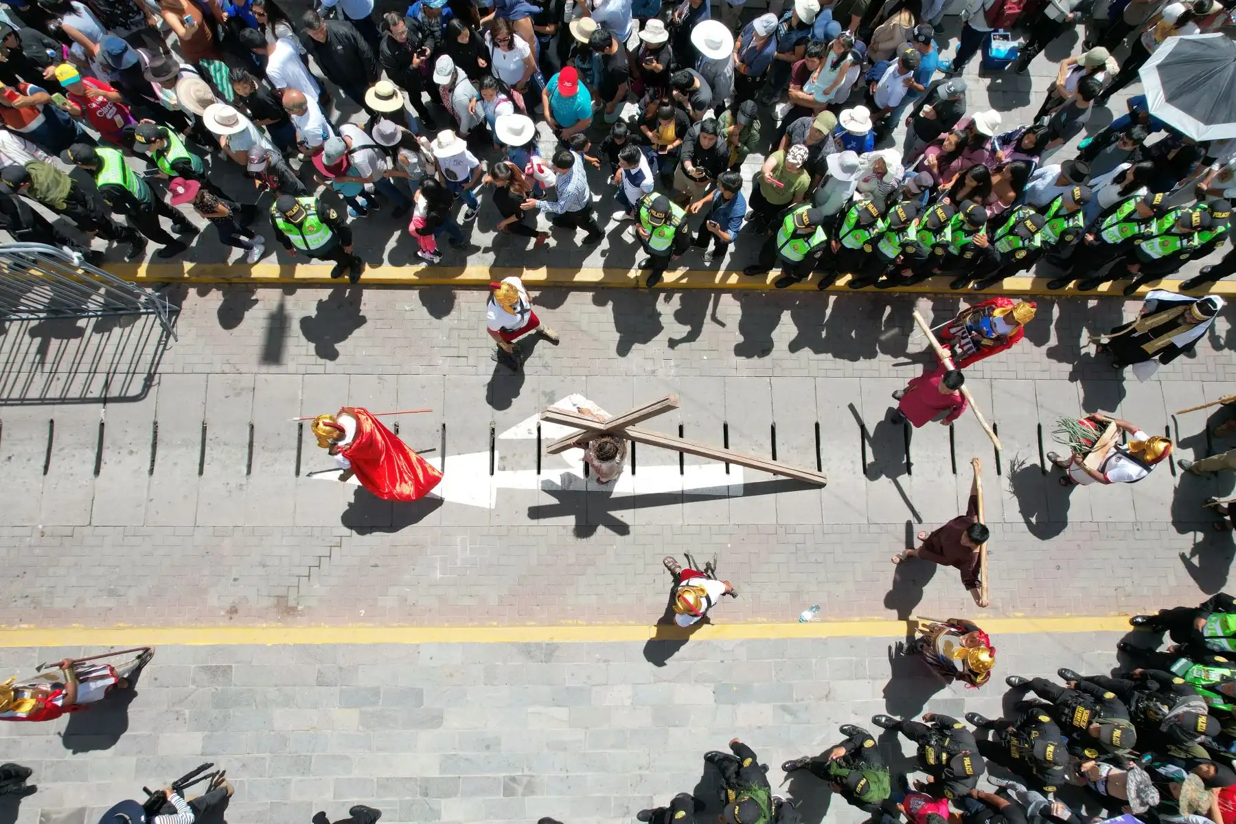Semana Santa en Huamanga: desde la Plaza de Armas de Ayacucho, se realiza la escenificación del calvario de Cristo, rumbo a su crucifixión en el cerro Picota. La recreación fue resguardada por efectivos de la Policía Nacional, y seguida por decenas de fieles y turistas a lo largo de la ciudad.
Foto: ANDINA/Daniel Bracamonte