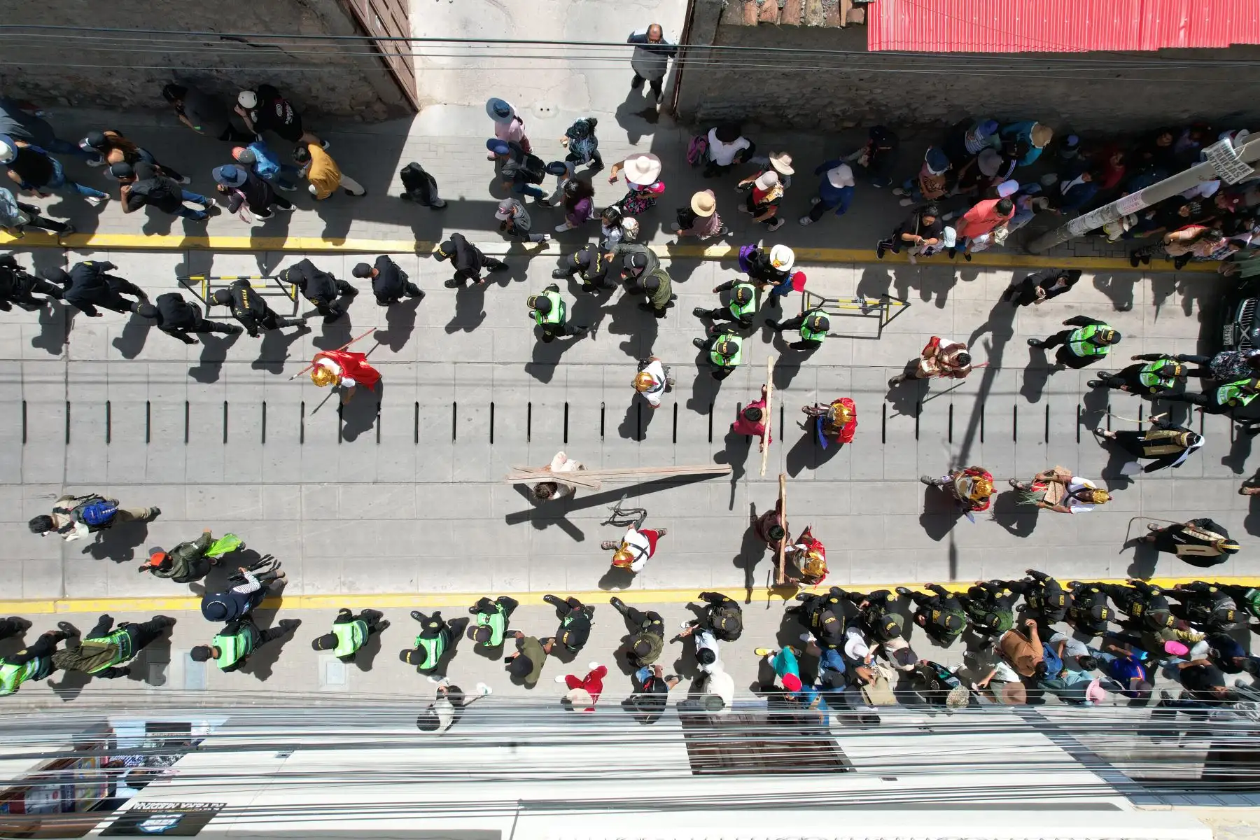 Semana Santa en Huamanga: desde la Plaza de Armas de Ayacucho, se realiza la escenificación del calvario de Cristo, rumbo a su crucifixión en el cerro Picota. La recreación fue resguardada por efectivos de la Policía Nacional, y seguida por decenas de fieles y turistas a lo largo de la ciudad.
Foto: ANDINA/Daniel Bracamonte