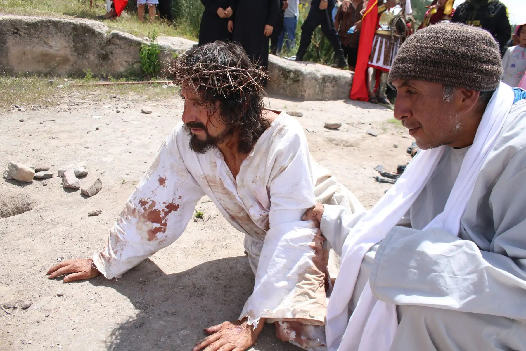 Semana Santa en Huamanga: desde la Plaza de Armas de Ayacucho, se realiza la escenificación del calvario de Cristo, rumbo a su crucifixión en el cerro Picota. La recreación fue resguardada por efectivos de la Policía Nacional, y seguida por decenas de fieles y turistas a lo largo de la ciudad.
Foto: ANDINA/Daniel Bracamonte