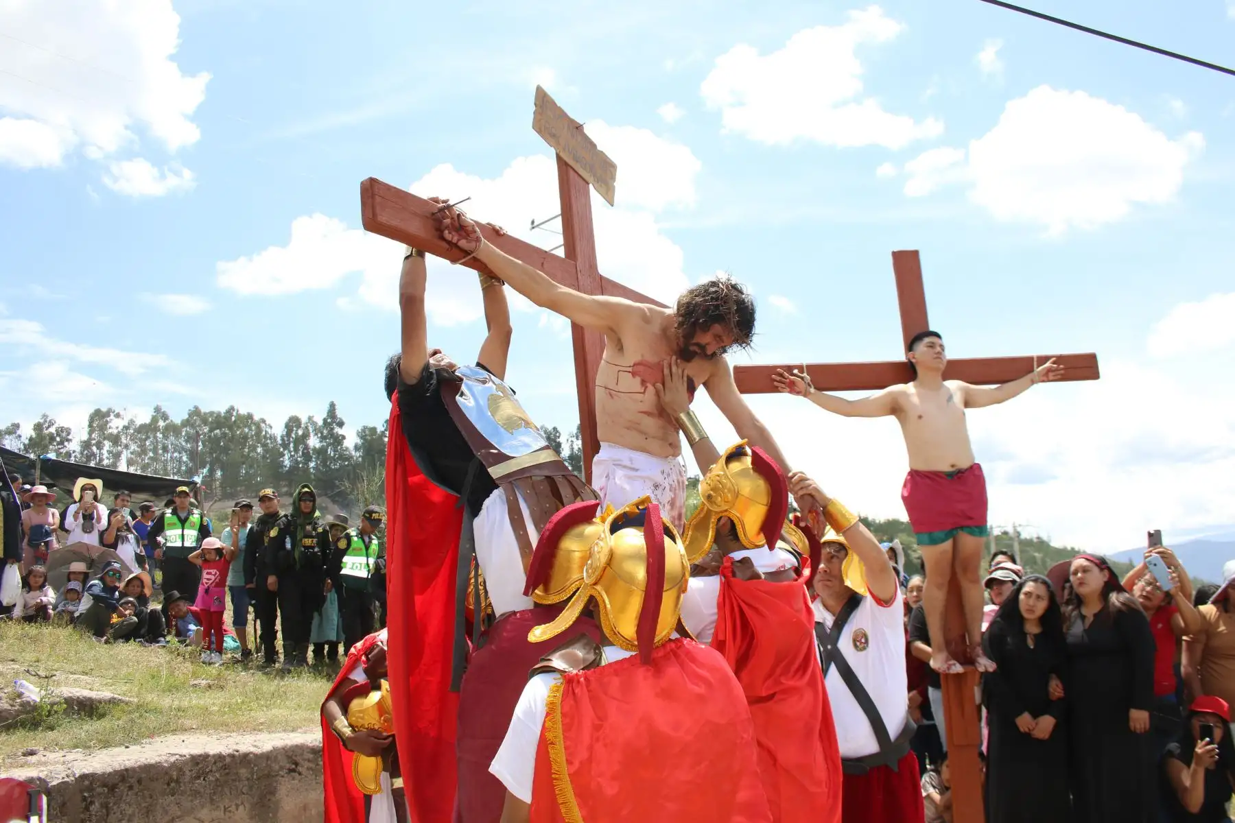 Semana Santa en Huamanga: desde la Plaza de Armas de Ayacucho, se realiza la escenificación del calvario de Cristo, rumbo a su crucifixión en el cerro Picota. La recreación fue resguardada por efectivos de la Policía Nacional, y seguida por decenas de fieles y turistas a lo largo de la ciudad.
Foto: ANDINA/Daniel Bracamonte