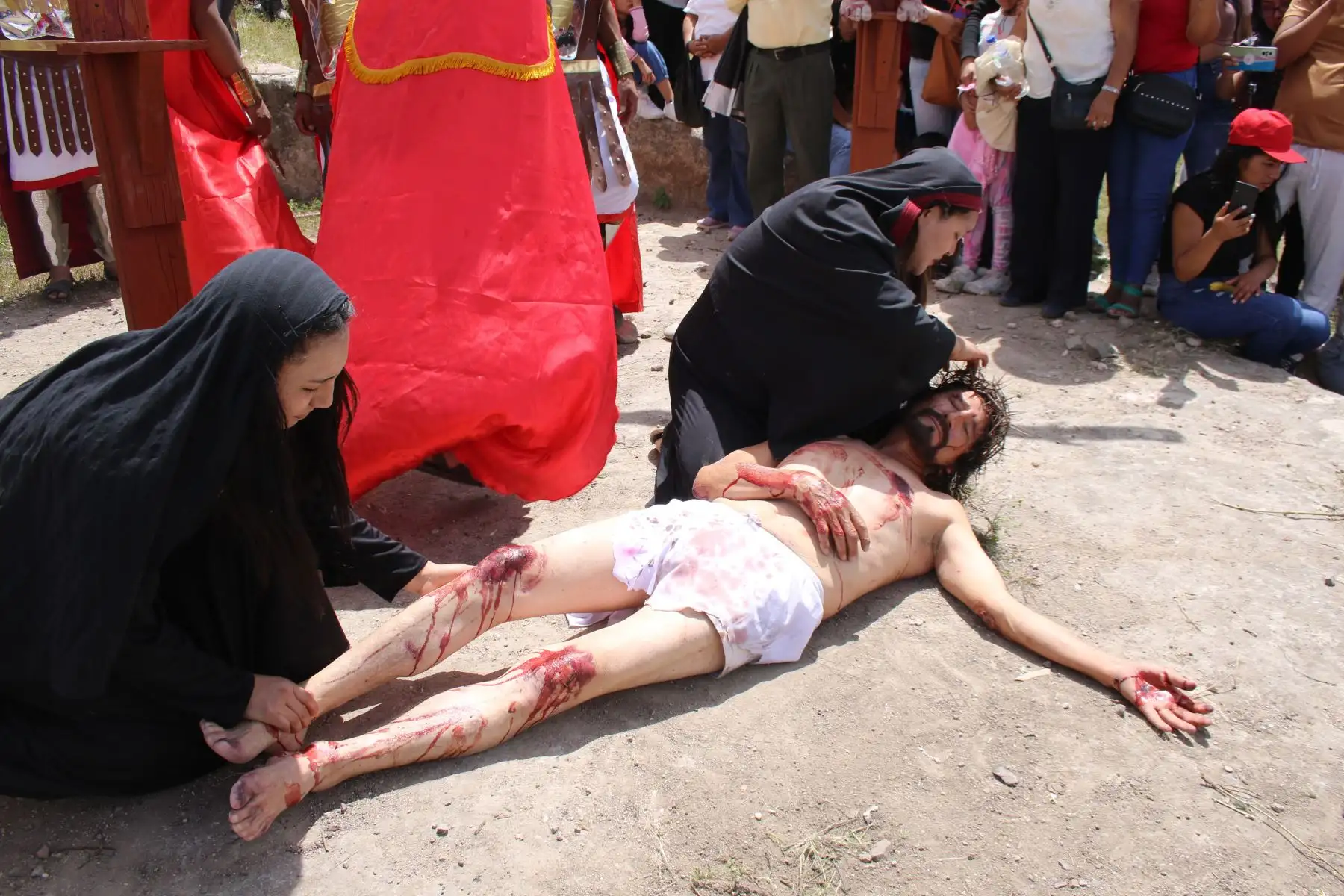 Semana Santa en Huamanga: desde la Plaza de Armas de Ayacucho, se realiza la escenificación del calvario de Cristo, rumbo a su crucifixión en el cerro Picota. La recreación fue resguardada por efectivos de la Policía Nacional, y seguida por decenas de fieles y turistas a lo largo de la ciudad.
Foto: ANDINA/Daniel Bracamonte