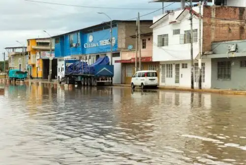 De acuerdo con el aviso meteorológico N° 077, con nivel de alerta rojo, del Senamhi se presentarán acumulados de lluvia por encima de los 35 mm/día en Tumbes y la costa de Piura. ANDINA/Difusión