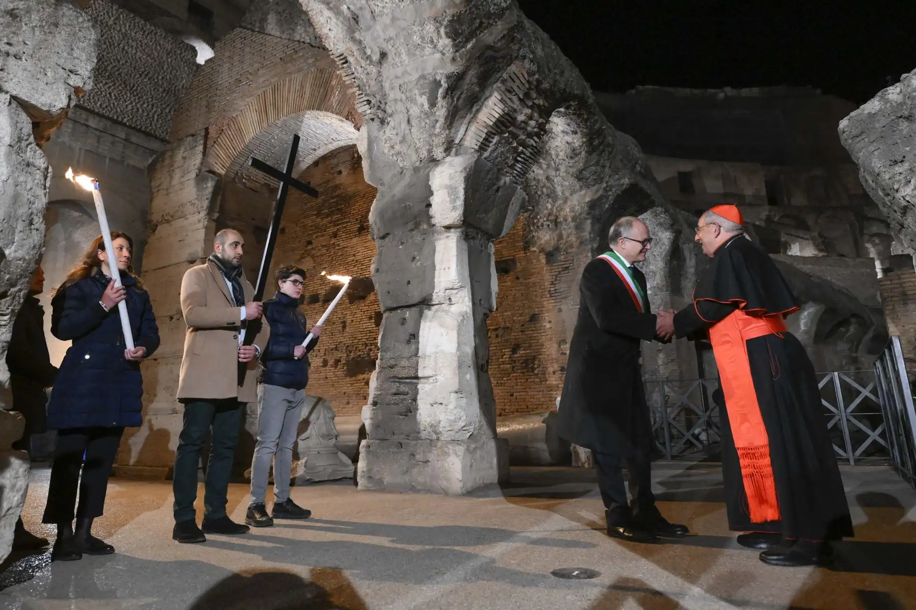 Vaticano muestra al cardenal italiano, vicario general de Roma, Angelo De Donatis estrechando la mano del alcalde de Roma, Roberto Gualtieri, durante la oración del Vía Crucis. Foto: AFP