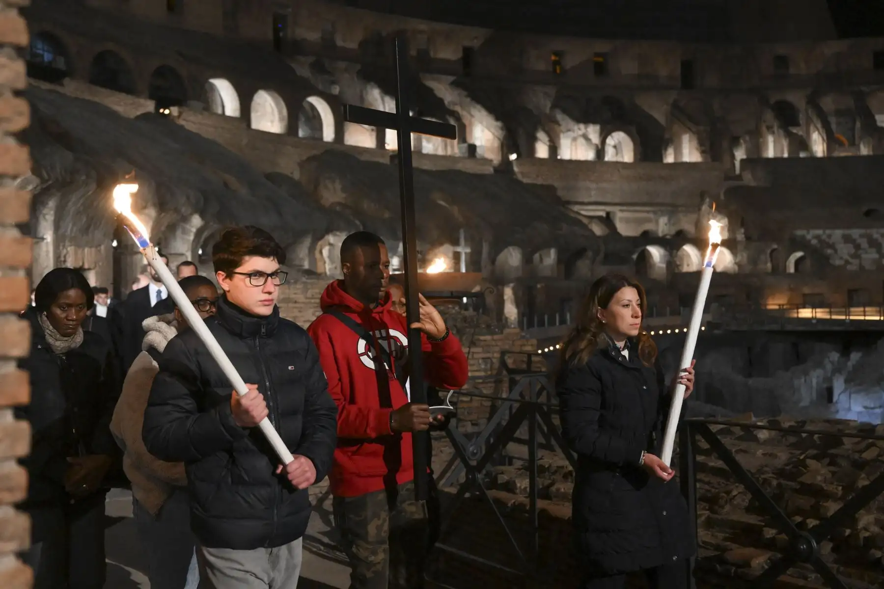 Vaticano muestra a refugiados de varios países devastados por la guerra, desde Ucrania hasta Siria, desde Irak hasta numerosos países africanos, llevando la cruz de una estación a otra durante el Camino del Servicio de oración de la Cruz (Via Crucis) en Roma. Foto: AFP