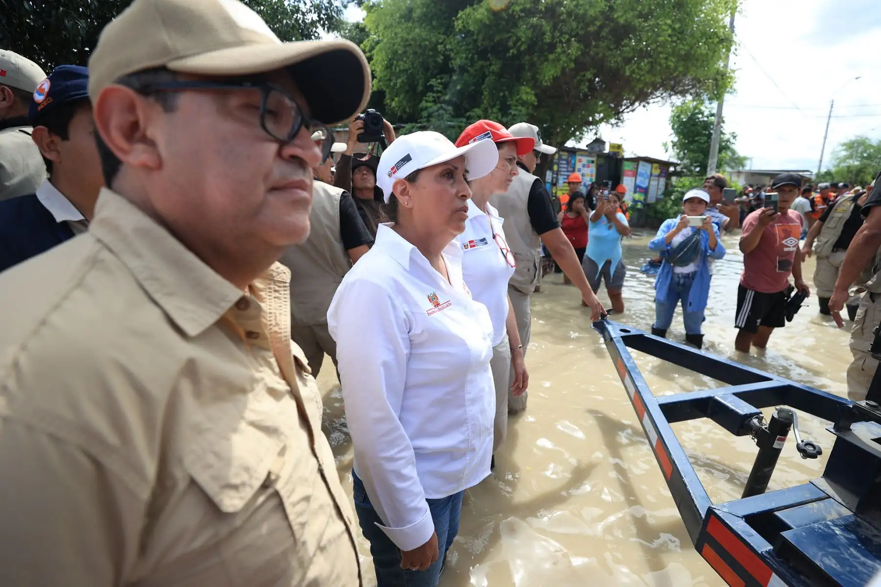 Piura, la presidenta Dina Boluarte indicó que se reforzará el trabajo de atención con más motobombas, así como ayuda humanitaria y otras maquinarias, en favor de los damnificados en el menor tiempo posible. También destacó que, para resolver el drenaje en estas localidades, se contará con profesionales técnicos para una solución eficiente ante la temporada de lluvias. Foto: ANDINA/ Presidencia