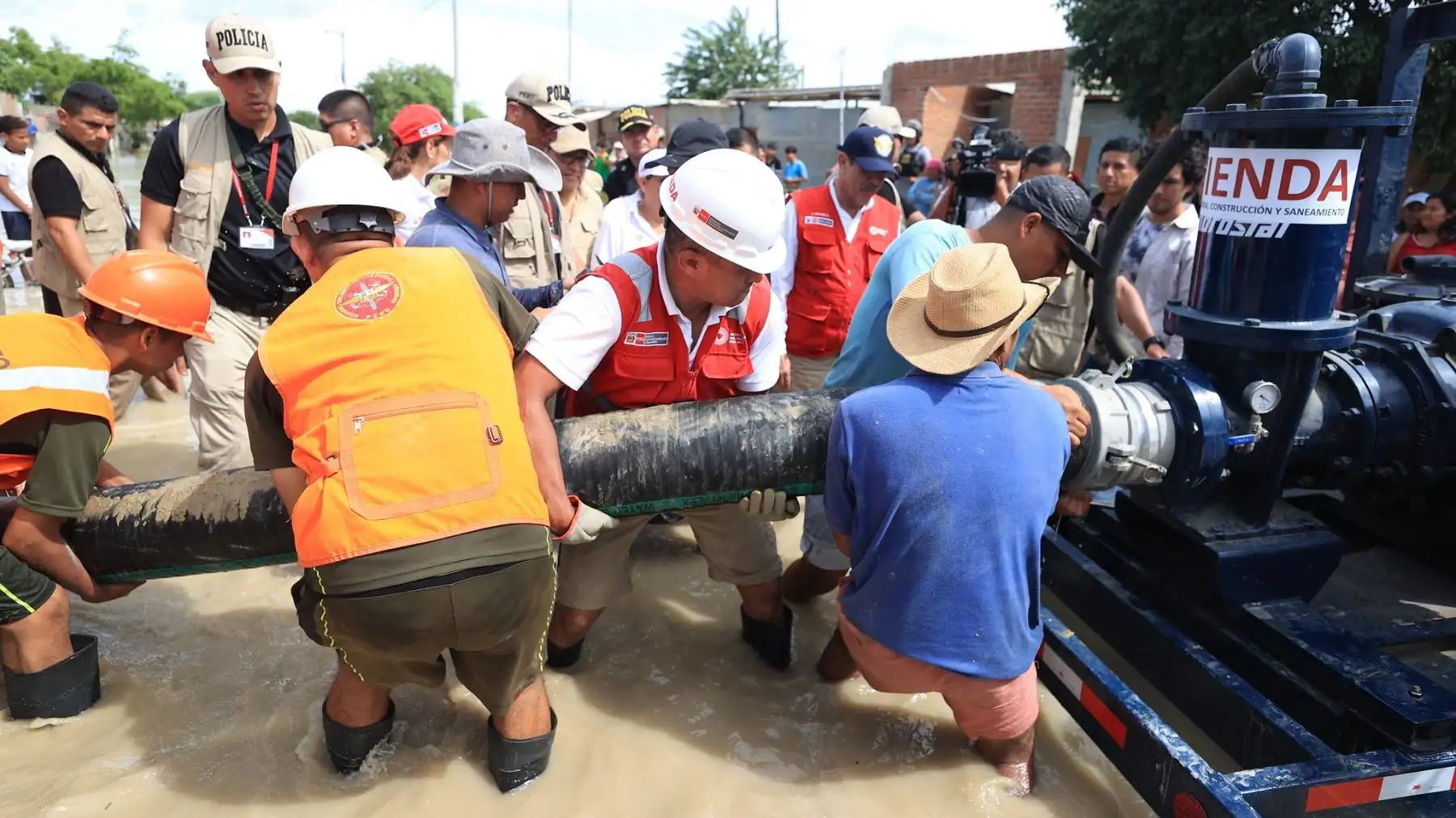 Piura, la presidenta Dina Boluarte indicó que se reforzará el trabajo de atención con más motobombas, así como ayuda humanitaria y otras maquinarias, en favor de los damnificados en el menor tiempo posible. También destacó que, para resolver el drenaje en estas localidades, se contará con profesionales técnicos para una solución eficiente ante la temporada de lluvias. Foto: ANDINA/ Presidencia