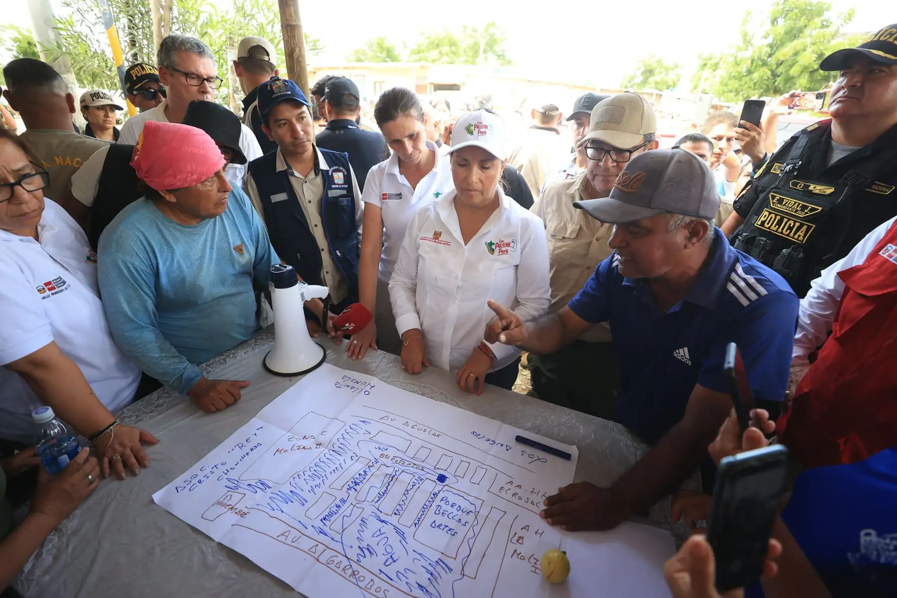 Piura, la presidenta Dina Boluarte indicó que se reforzará el trabajo de atención con más motobombas, así como ayuda humanitaria y otras maquinarias, en favor de los damnificados en el menor tiempo posible. También destacó que, para resolver el drenaje en estas localidades, se contará con profesionales técnicos para una solución eficiente ante la temporada de lluvias. Foto: ANDINA/ Presidencia