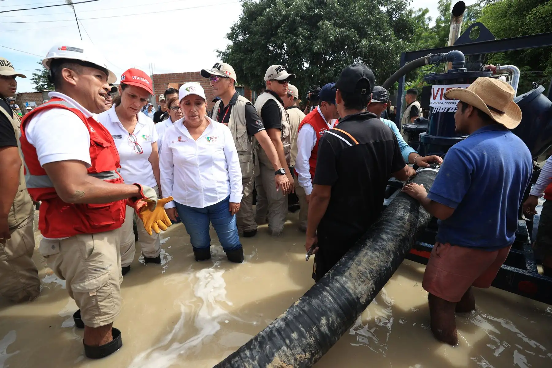 Presidenta de la república, Dina Boluarte, inspeccionó trabajos de drenaje en cuencas ciegas de la ciudad de Piura. Foto:ANDINA/Presidencia