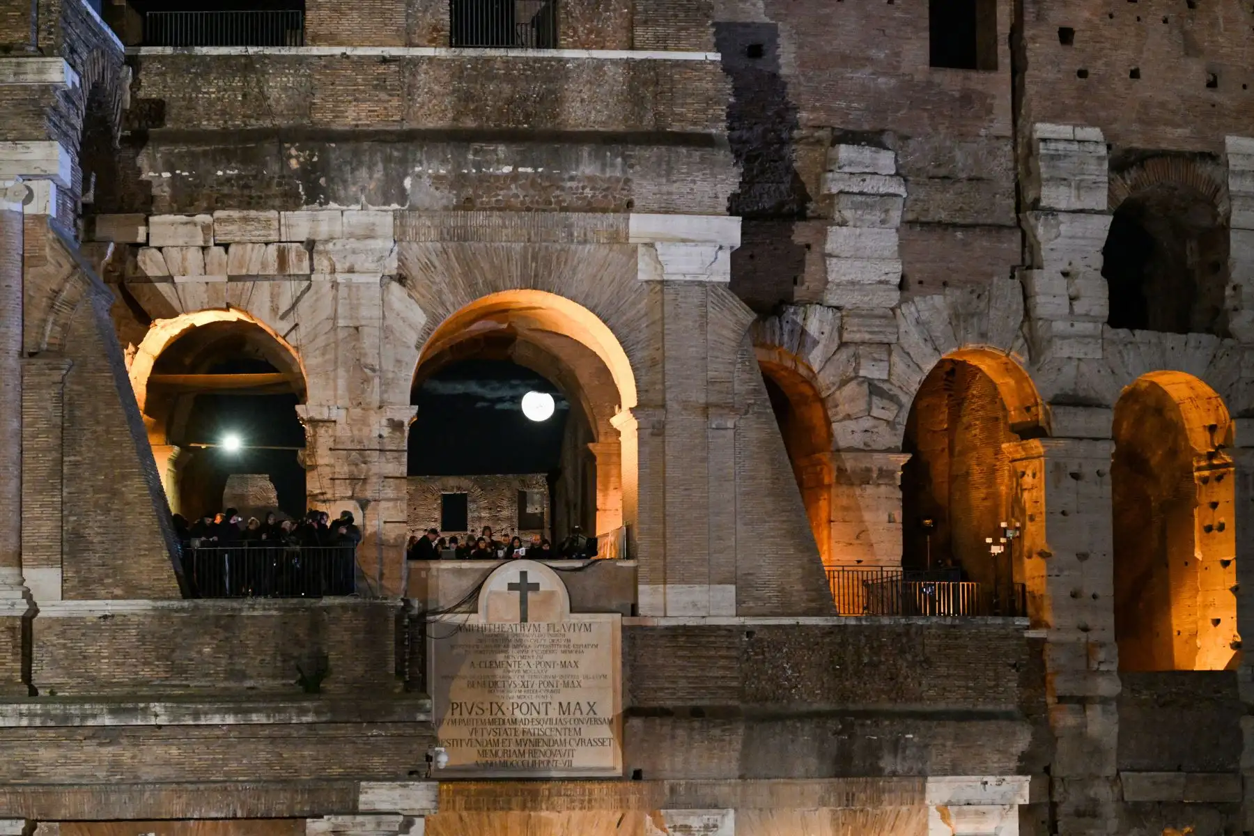 Una vista muestra la luna a través del monumento del Coliseo en Roma mientras la gente asiste al servicio de oración del Camino de la Cruz (Via Crucis) en Roma, como parte de las celebraciones de la Semana Santa. - . Foto: AFP