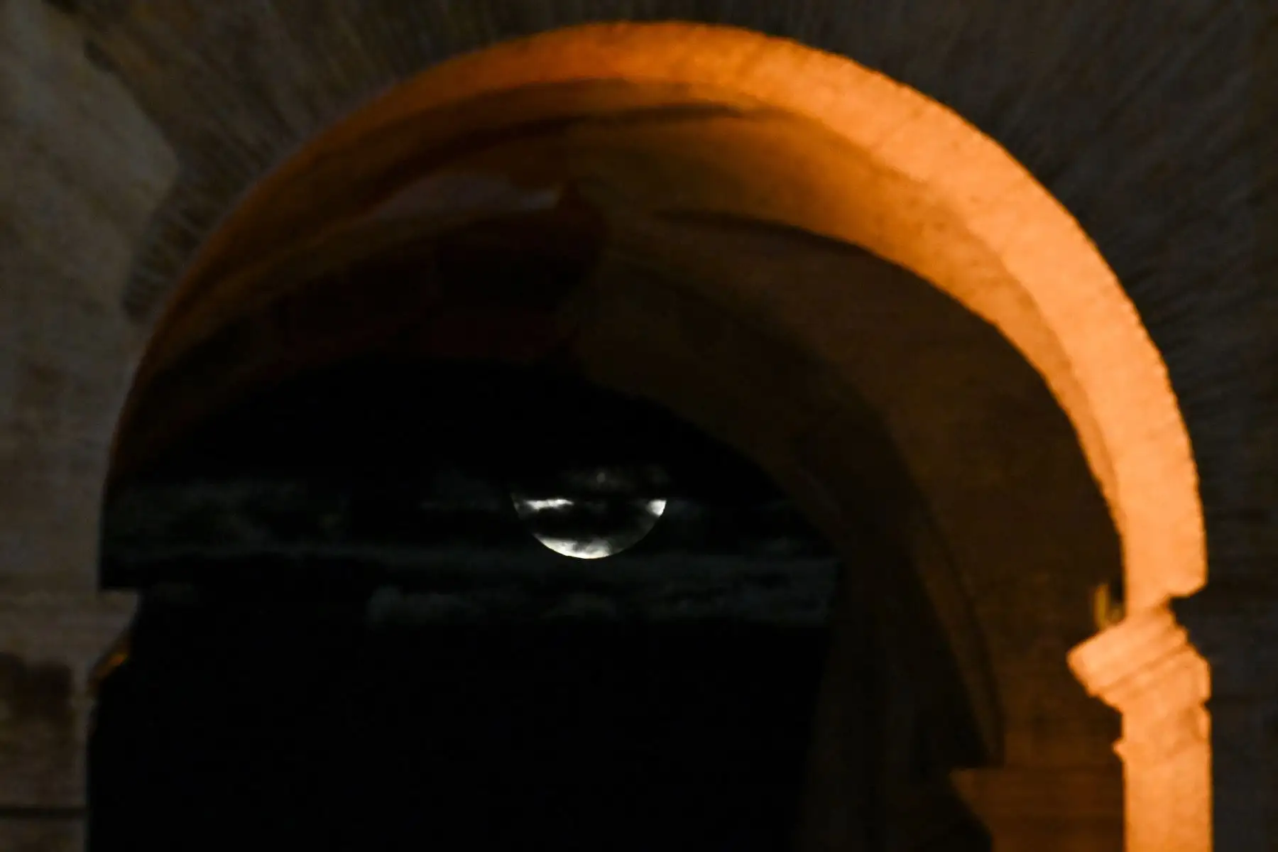Una vista muestra la luna a través del monumento del Coliseo en Roma durante el servicio de oración del Camino de la Cruz (Via Crucis) en Roma, como parte de las celebraciones de la Semana Santa. Foto: AFP