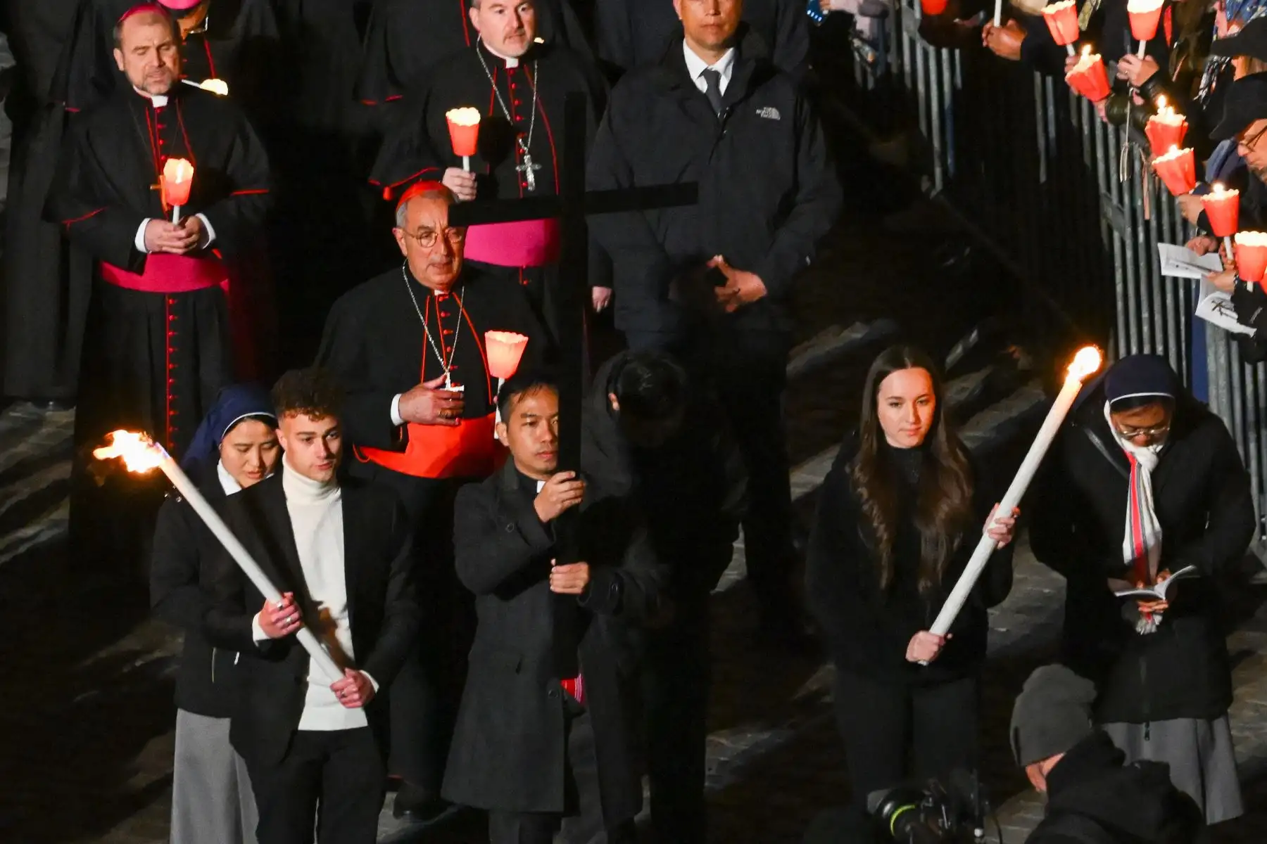 El Cardenal italiano, Vicario General de Roma, Angelo De Donatis dirige el servicio de oración del Camino de la Cruz (Via Crucis) en Roma, como parte de las celebraciones de la Semana Santa. Foto: AFP