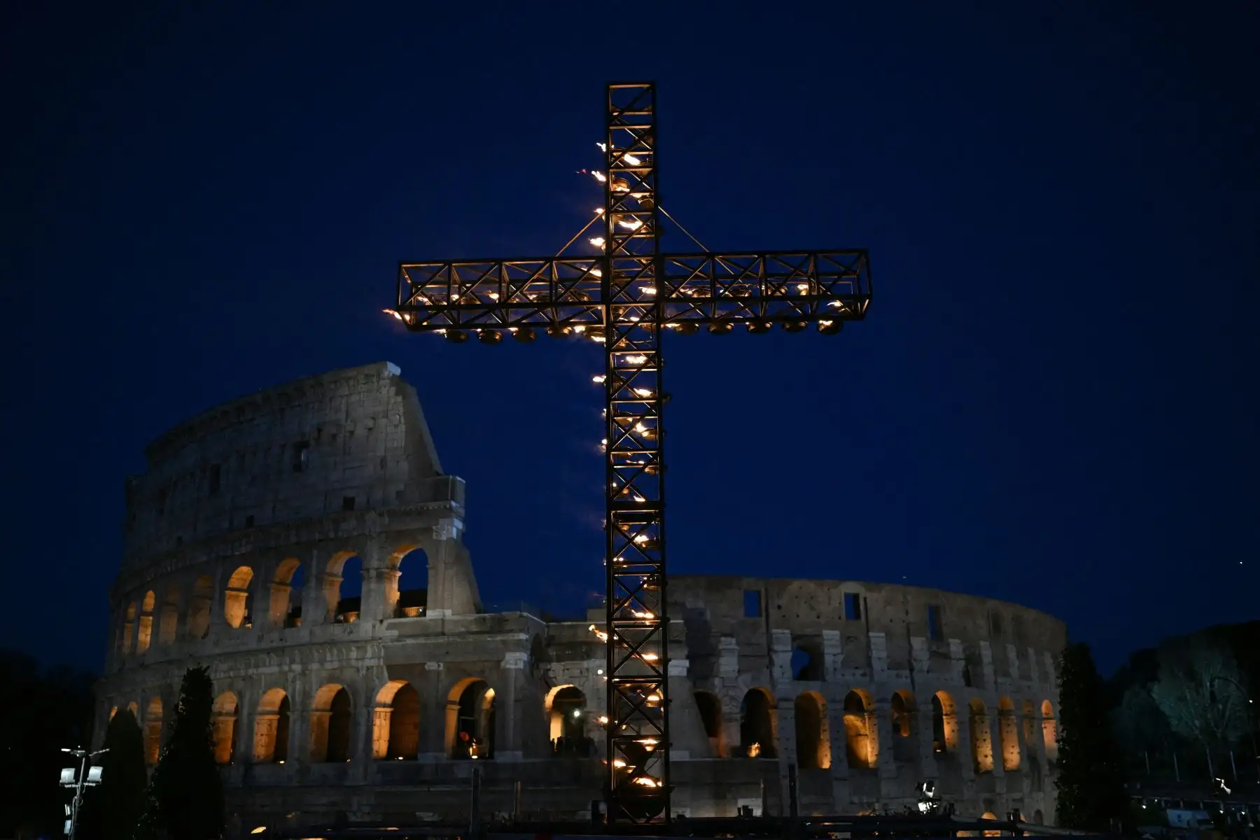 Una vista muestra la cruz iluminada en el monumento del Coliseo en Roma, antes del servicio de oración del Vía Crucis (Via Crucis) como parte de las celebraciones de la Semana Santa. Foto: AFP