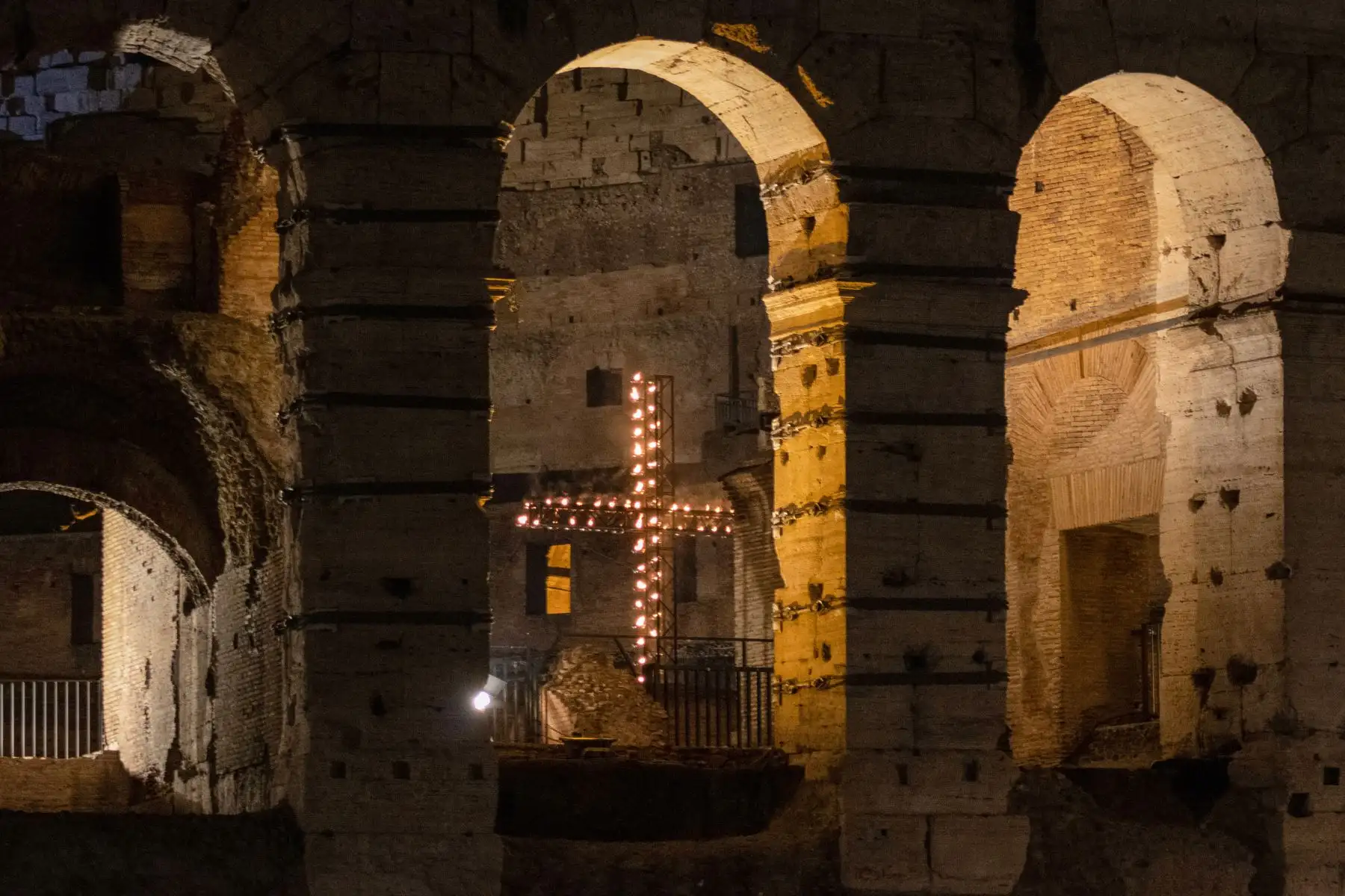 Una vista muestra la cruz iluminada dentro del monumento del Coliseo durante el servicio de oración del Vía Crucis (Via Crucis) en Roma, como parte de las celebraciones de la Semana Santa. Foto: AFP