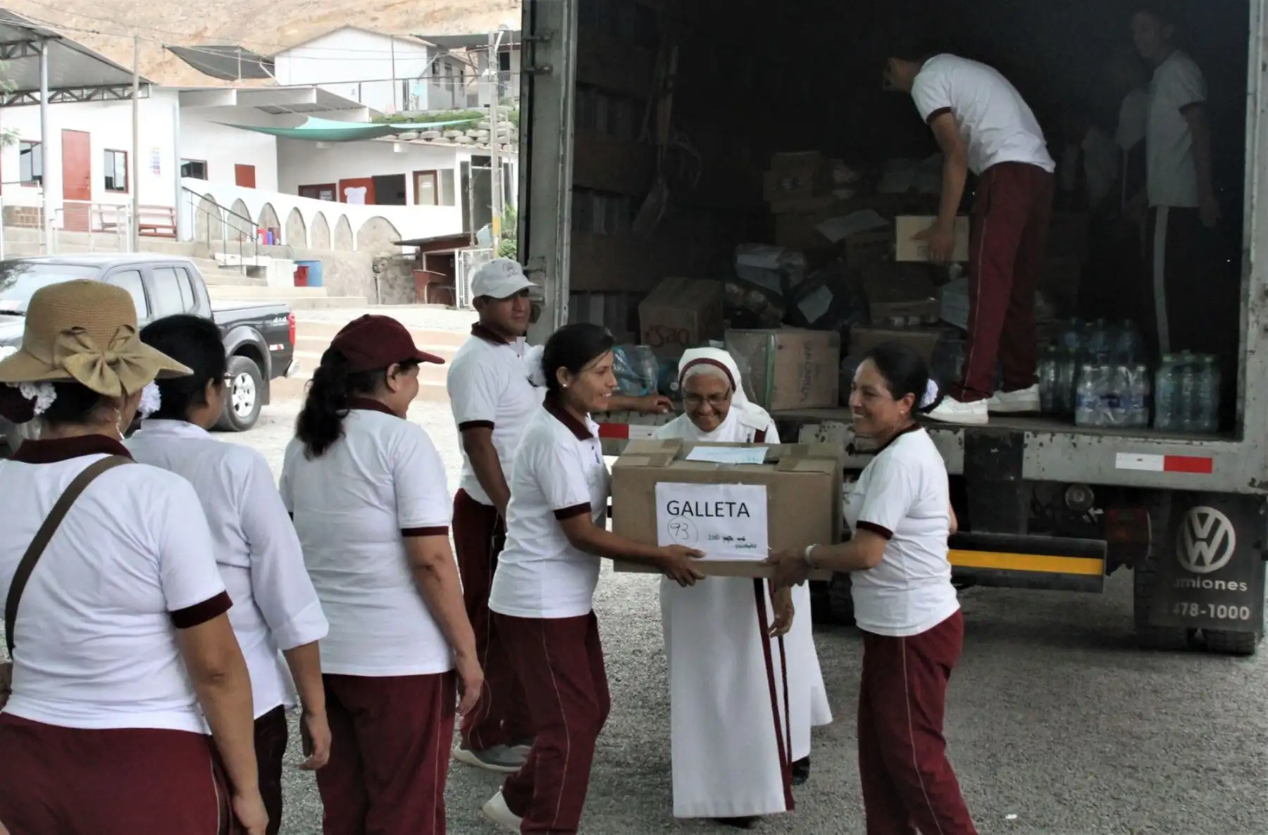 Alimentos no perecibles donados por trabajadores fueron entregados a colegio que alberga a damnificados. Foto: Difusión