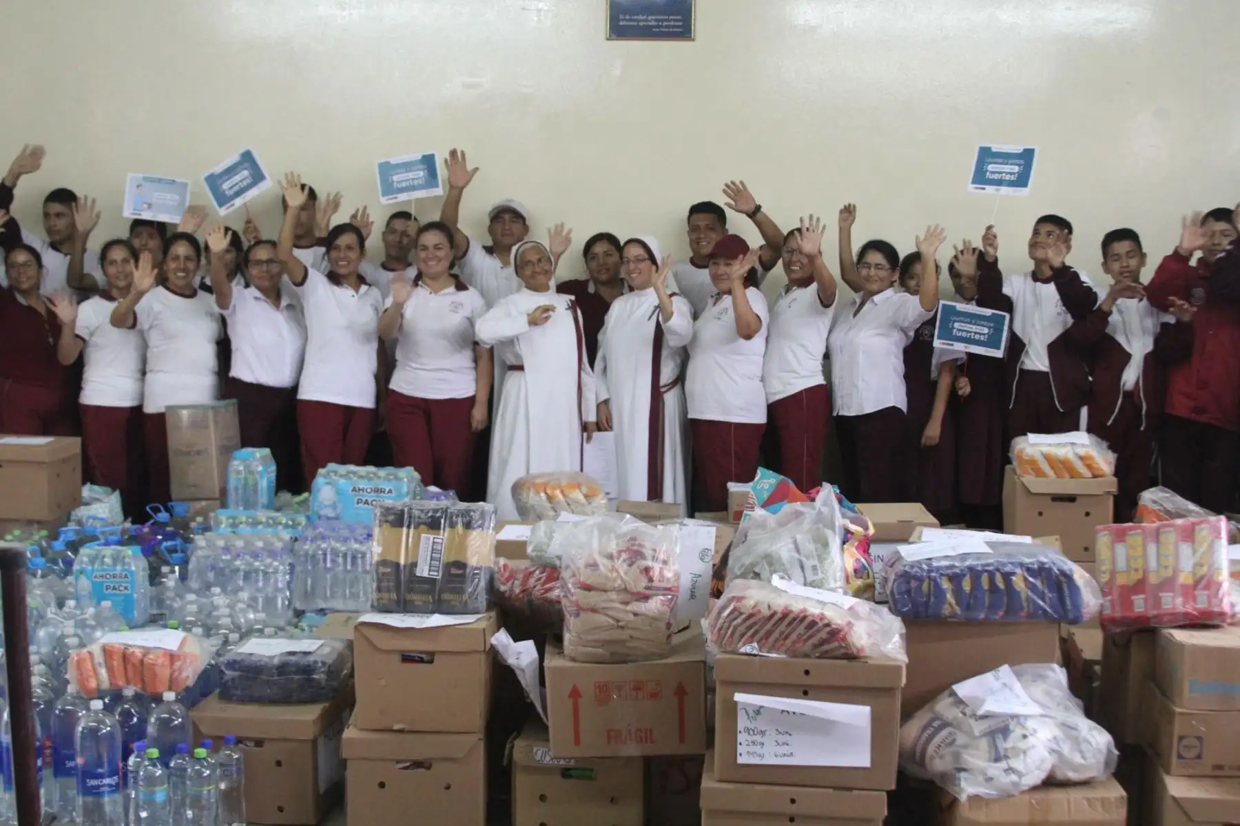 Alimentos no perecibles donados por trabajadores fueron entregados a colegio que alberga a damnificados. Foto: Difusión
