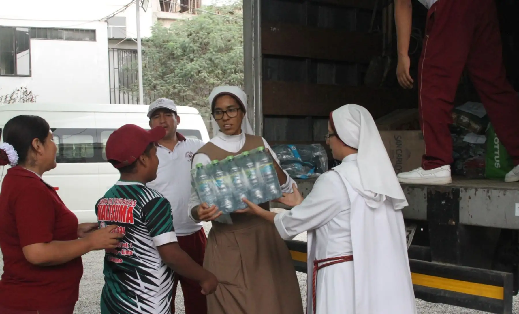 Alimentos no perecibles donados por trabajadores fueron entregados a colegio que alberga a damnificados. Foto: Difusión