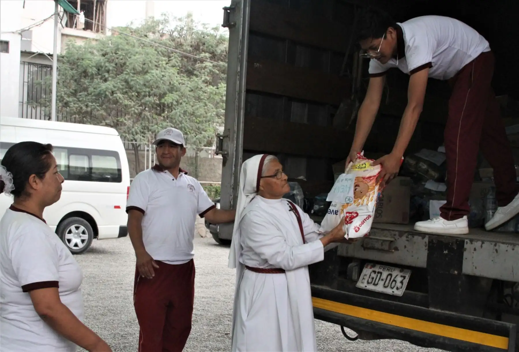 Alimentos no perecibles donados por trabajadores fueron entregados a colegio que alberga a damnificados. Foto: Difusión