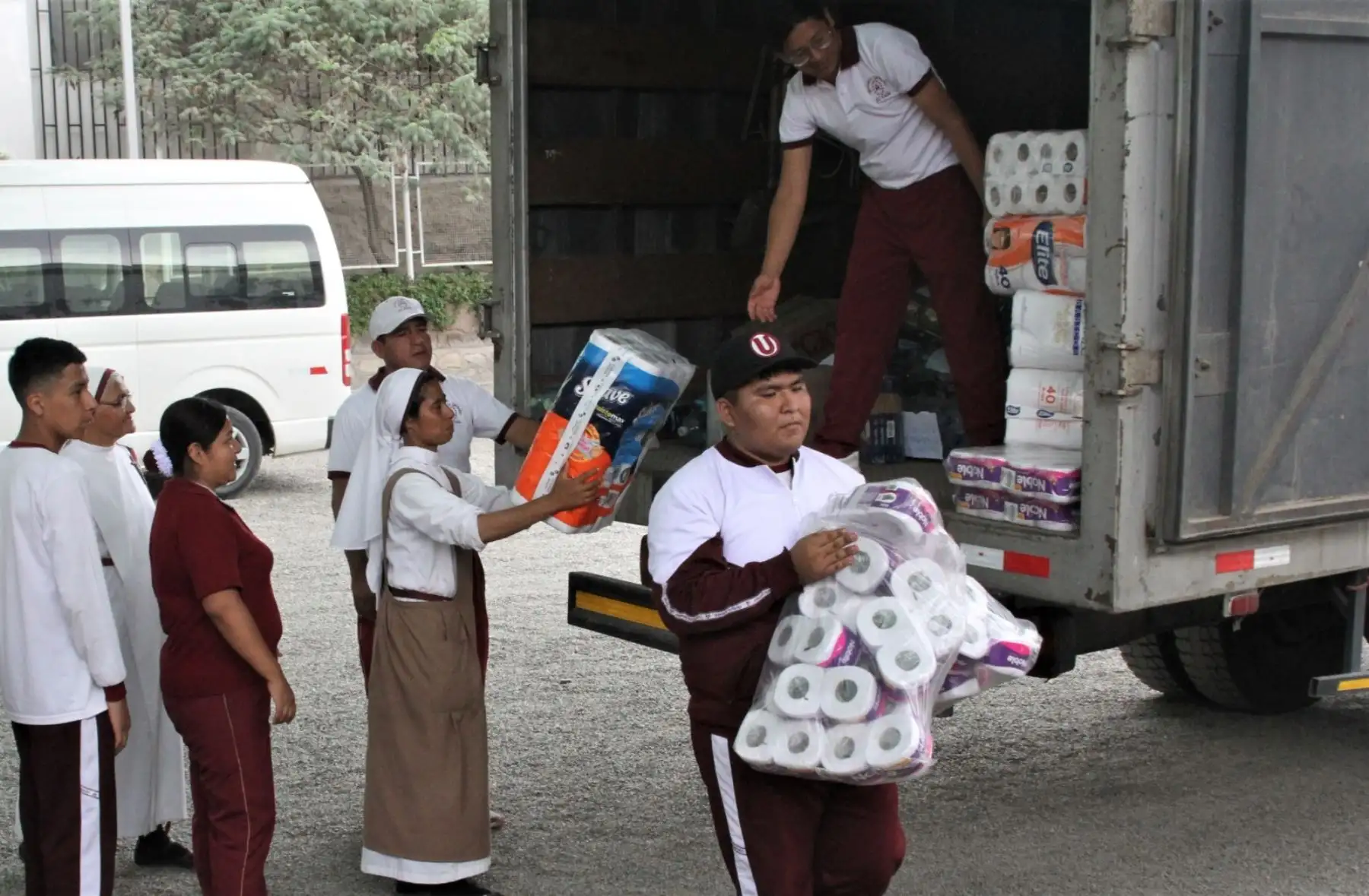Alimentos no perecibles donados por trabajadores fueron entregados a colegio que alberga a damnificados. Foto: Difusión