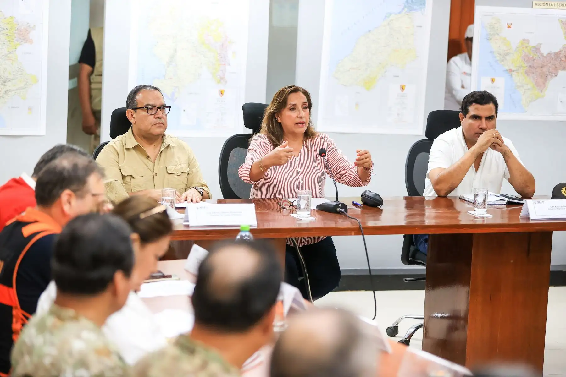 Presidenta de la República, Dina Bolauarte, ofreció declaraciones en el Centro de Emergencia Sectorial. Foto:ANDINA/Presidencia